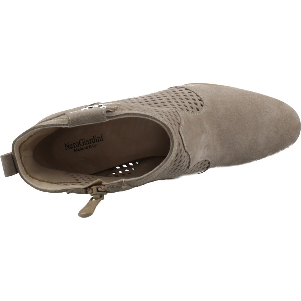 NERO GIARDINI BOTIN TACON VELOUR en color BEIS (6)