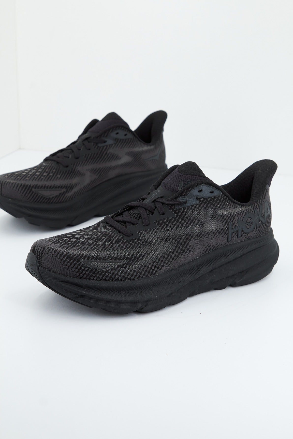 HOKA M CLIFTON en color NEGRO (1)