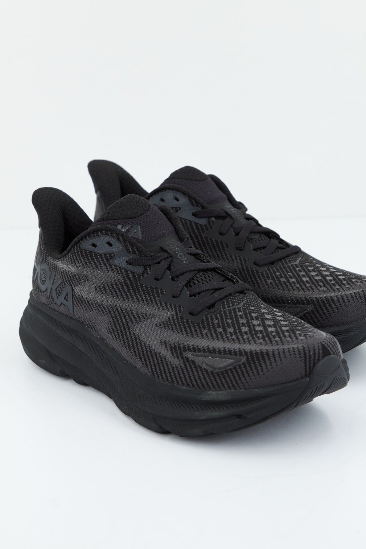 HOKA M CLIFTON en color NEGRO (2)