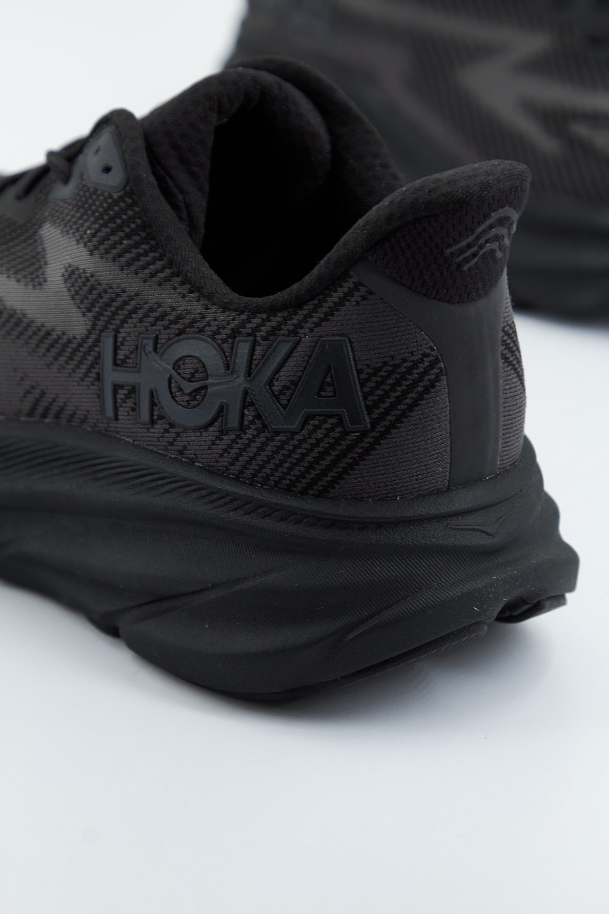 HOKA M CLIFTON en color NEGRO (3)