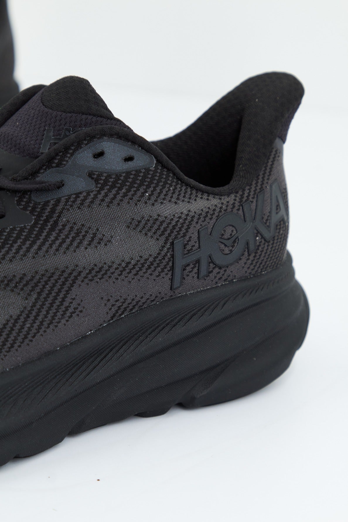 HOKA M CLIFTON en color NEGRO (4)