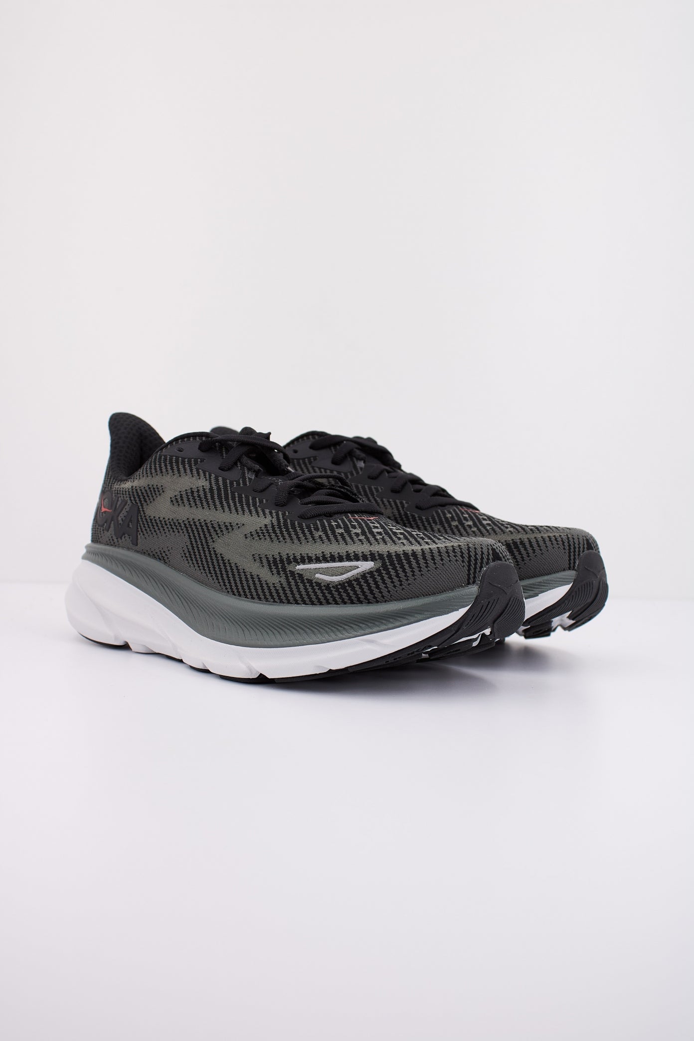 HOKA CLIFTON en color NEGRO (2)