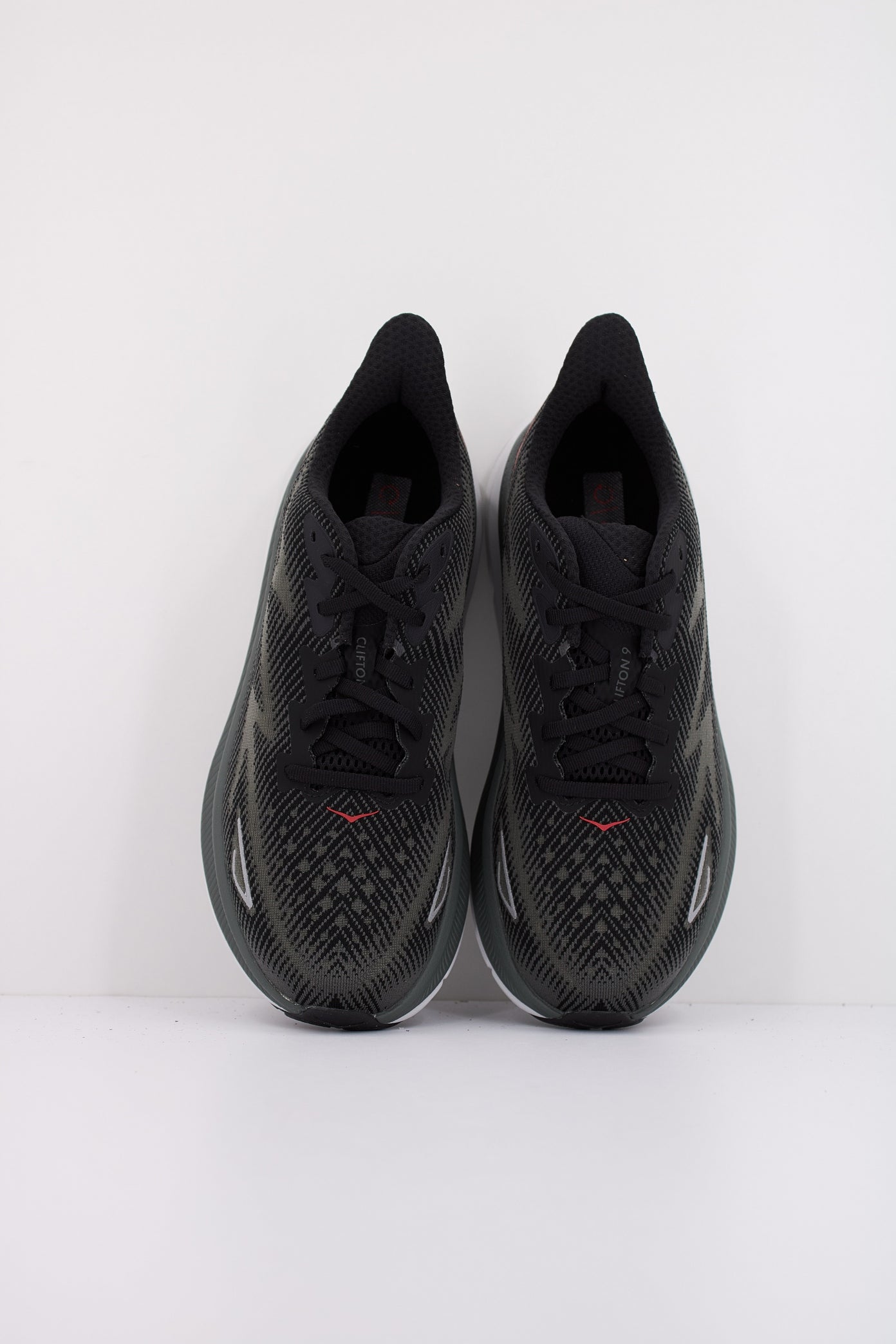 HOKA CLIFTON en color NEGRO (3)