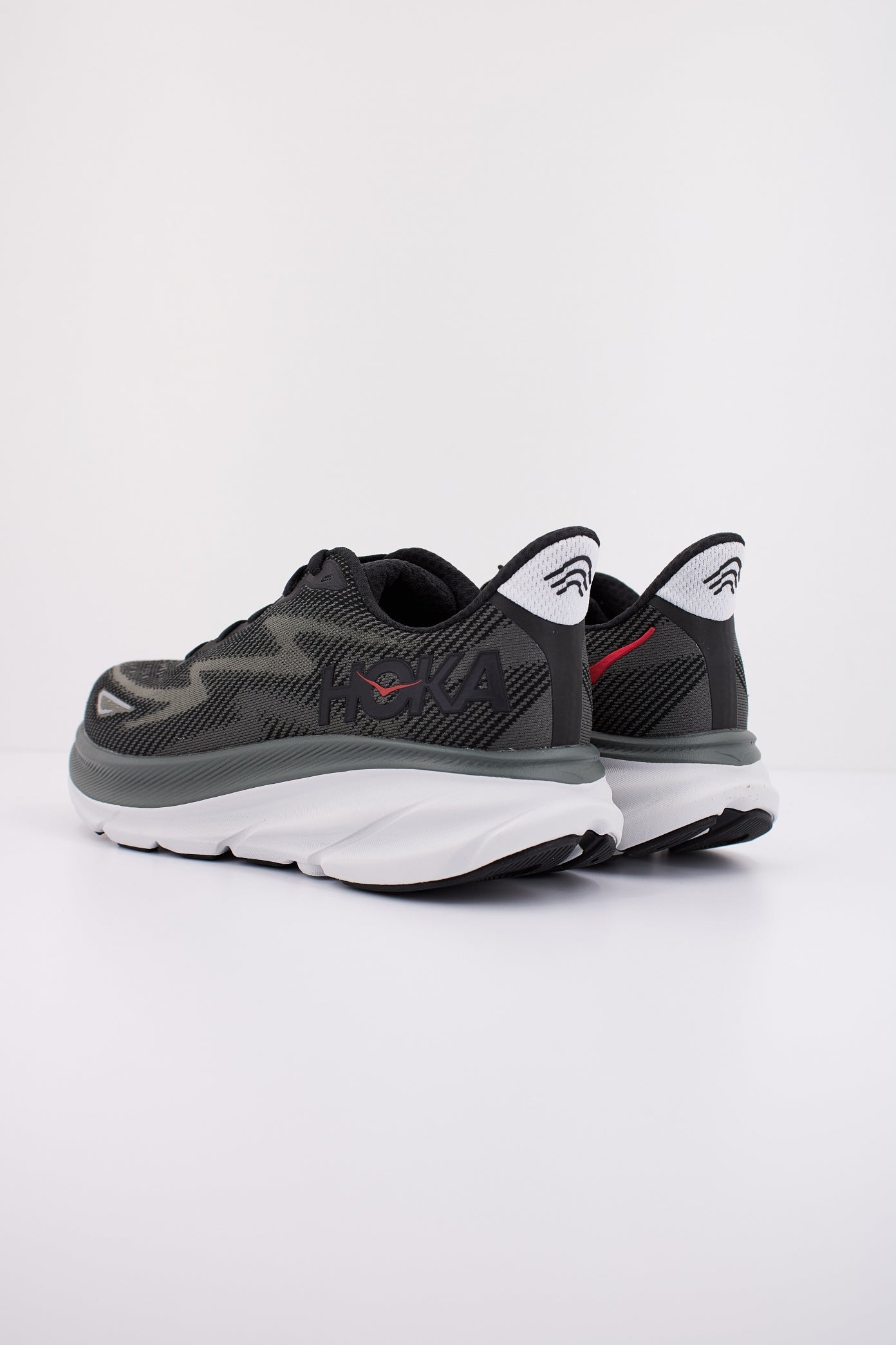 HOKA CLIFTON en color NEGRO (4)