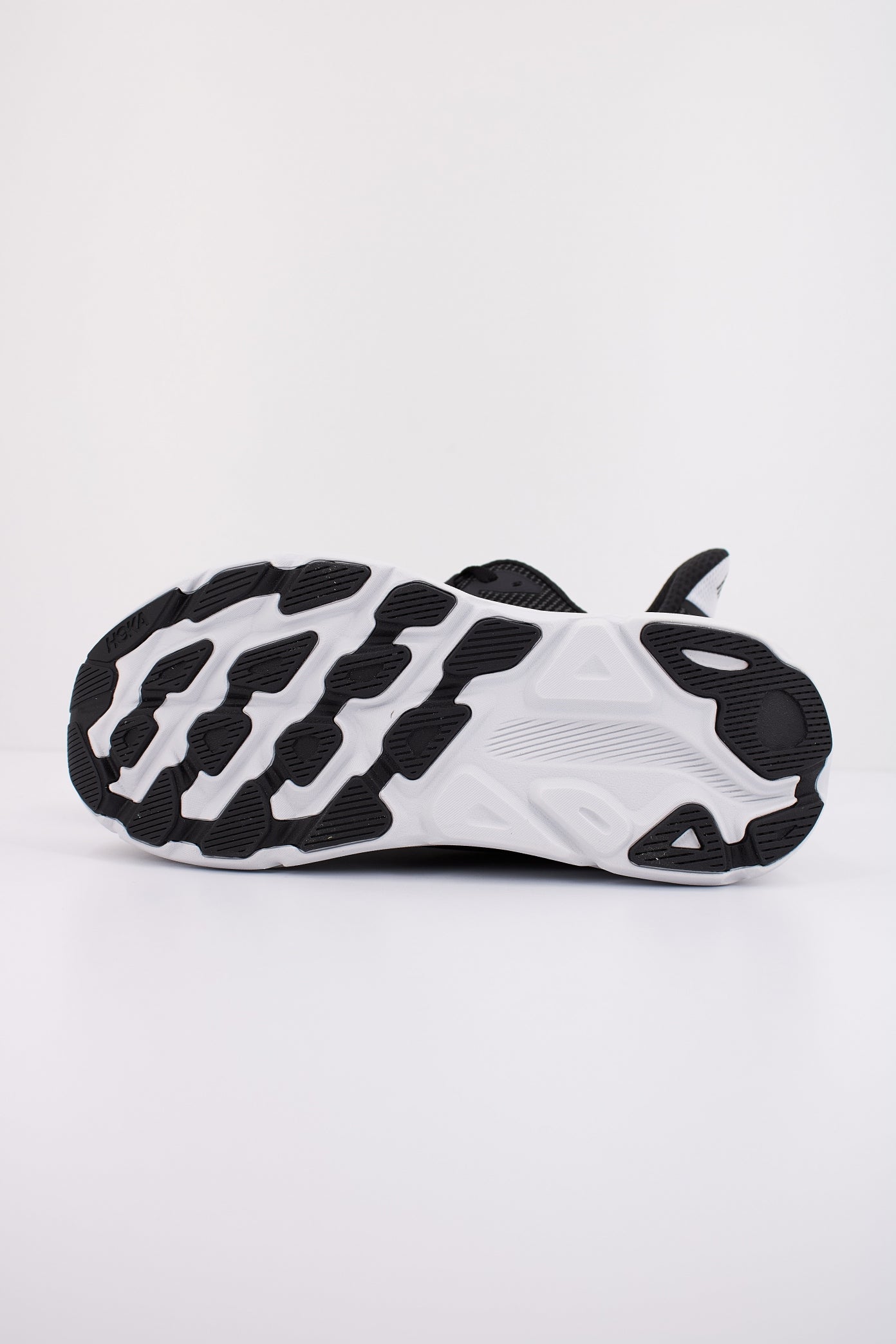 HOKA CLIFTON en color NEGRO (5)