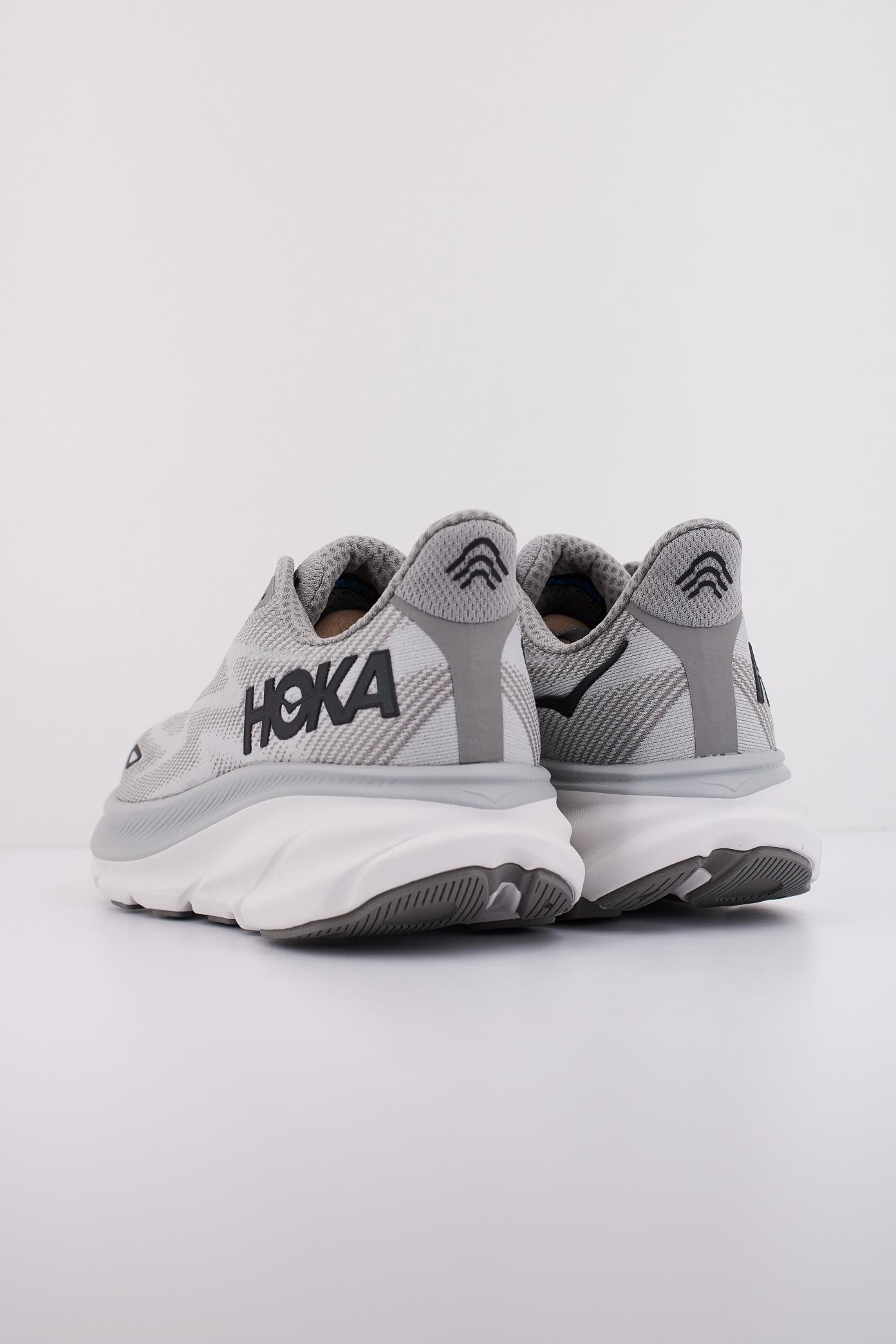 HOKA CLIFTON en color GRIS (4)