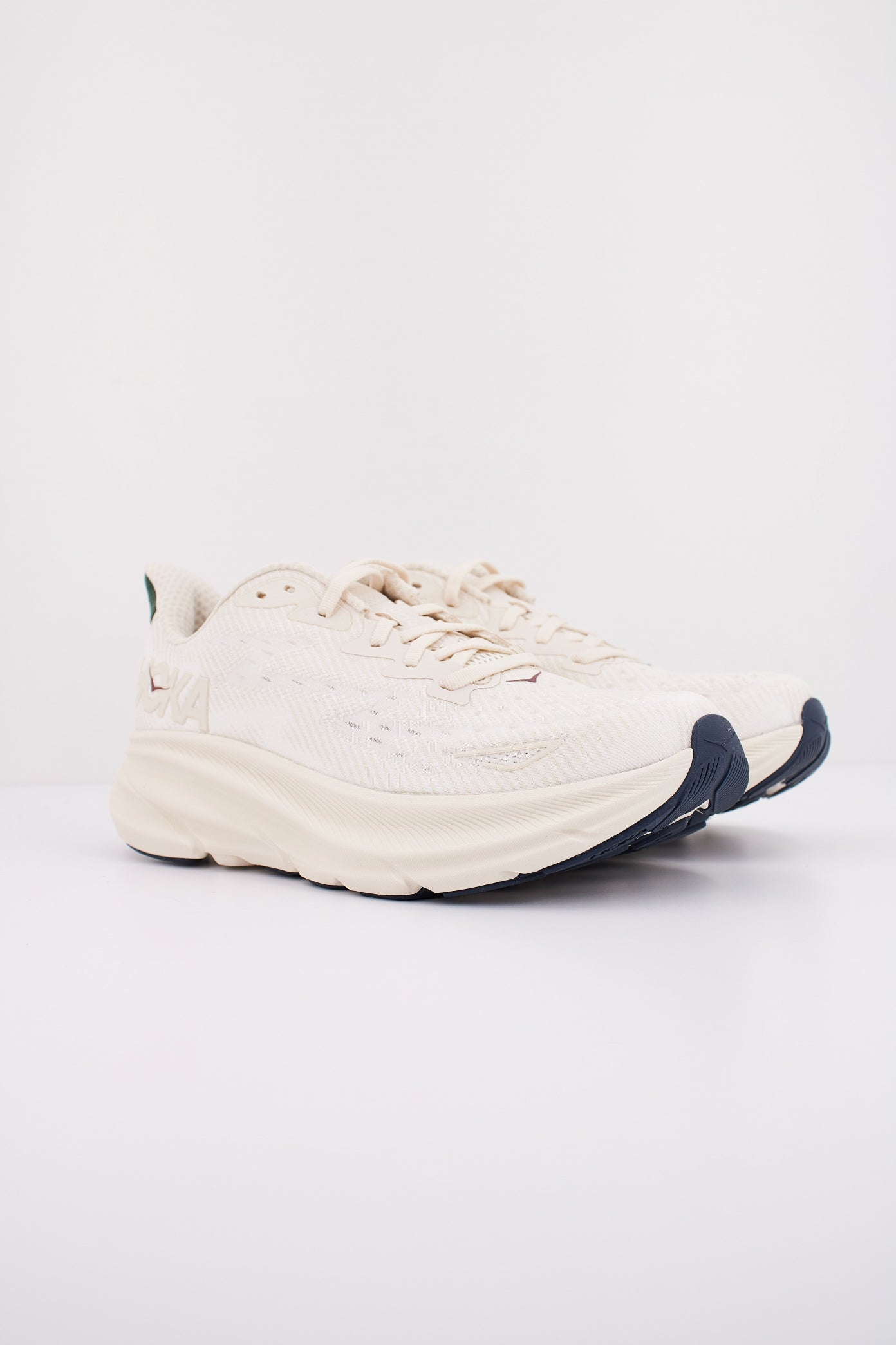 HOKA CLIFTON en color BLANCO (2)