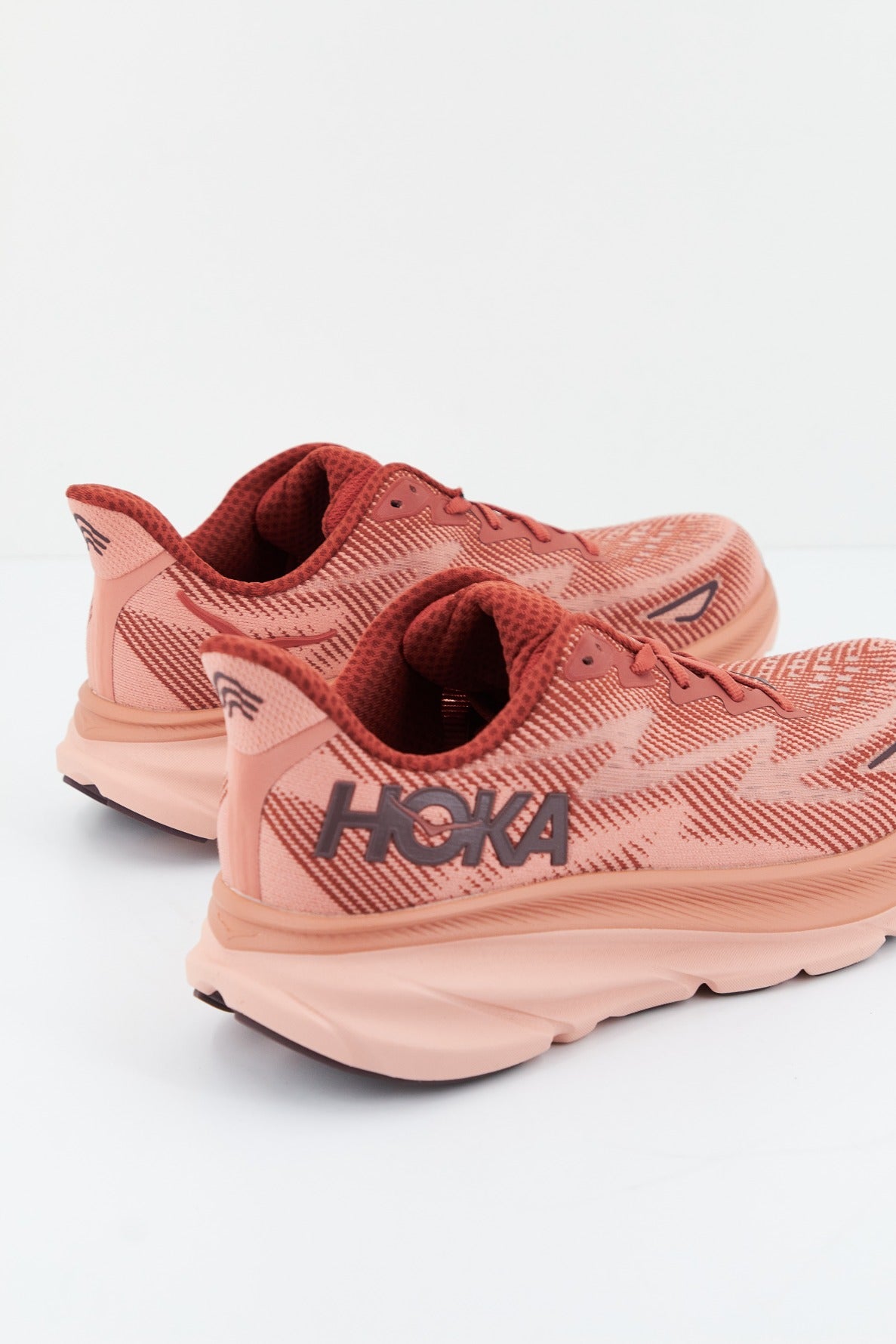 HOKA M CLIFTON en color ROSA (3)