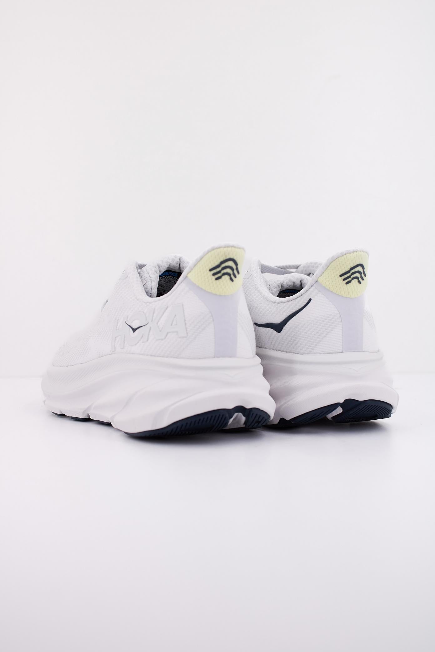 HOKA CLIFTON en color BLANCO (4)