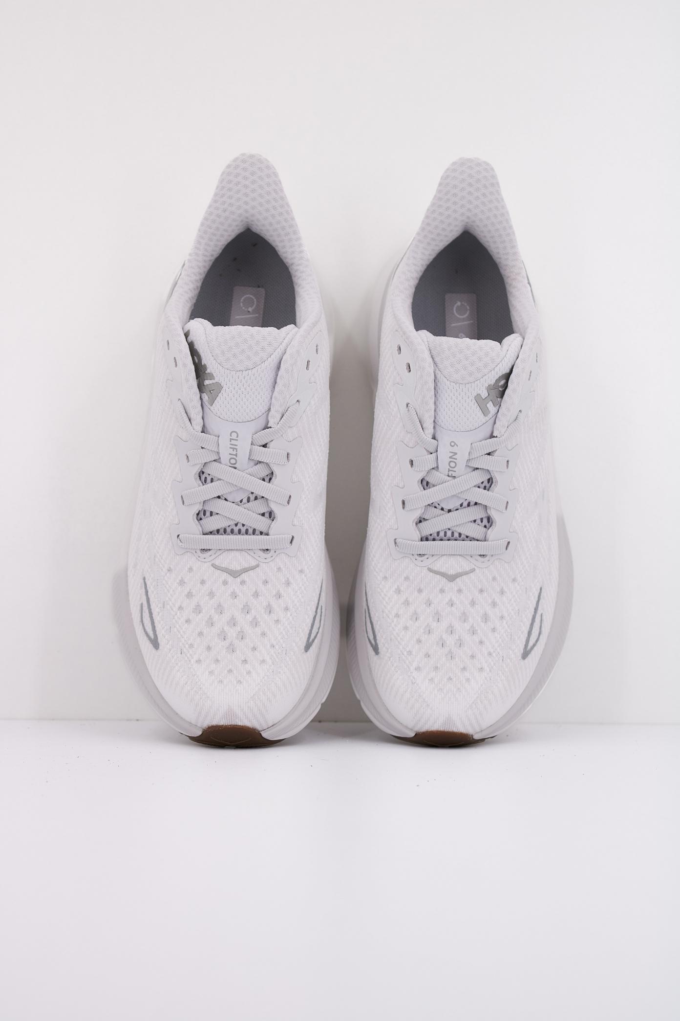HOKA CLIFTON en color GRIS (3)