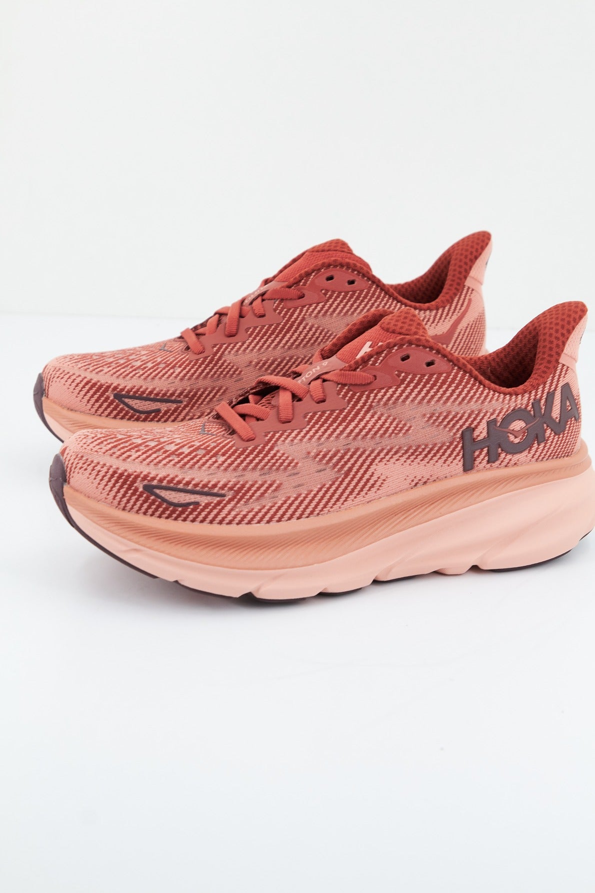 HOKA W CLIFTON en color ROSA (2)