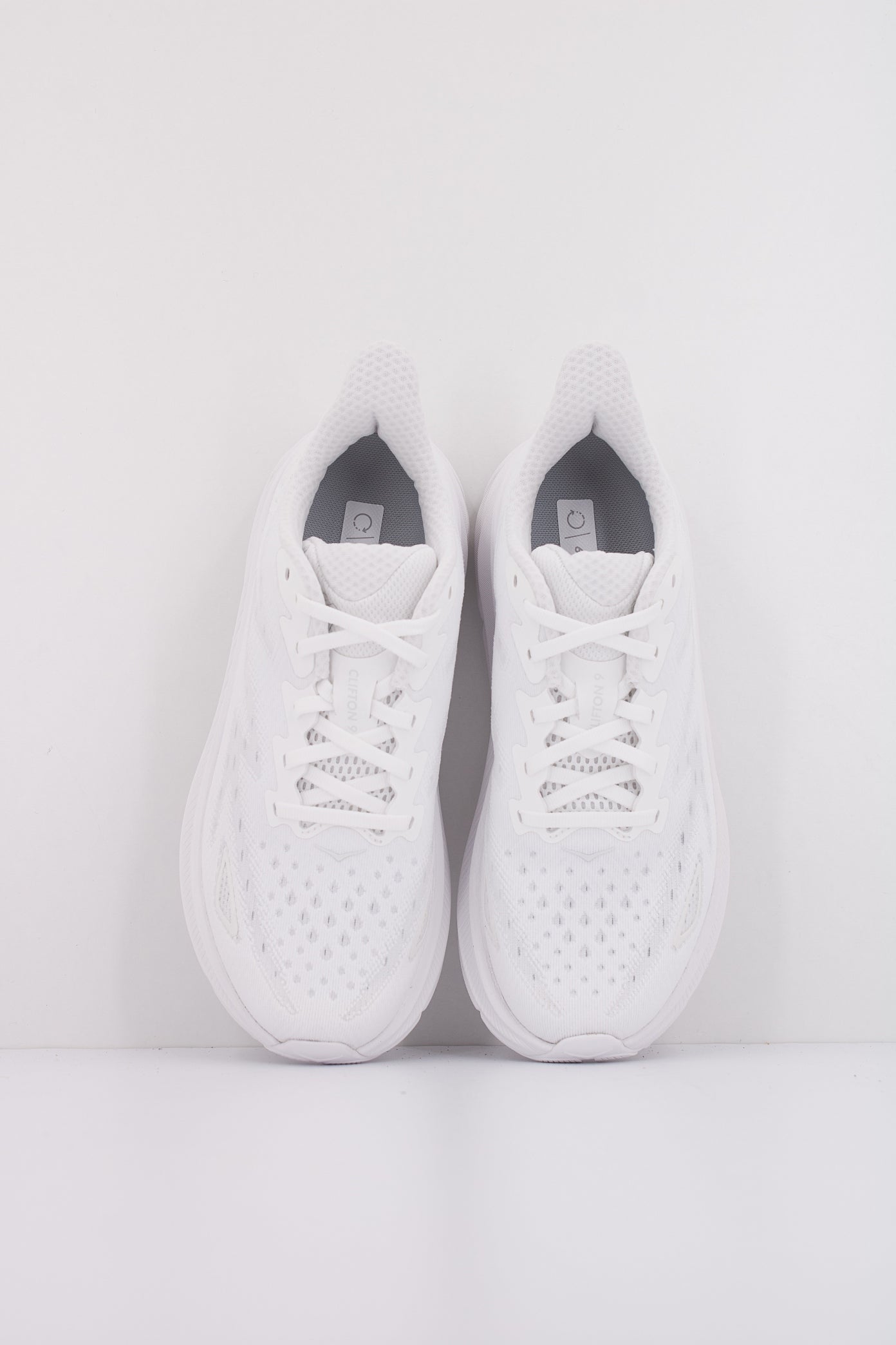 HOKA CLIFTON en color BLANCO (3)