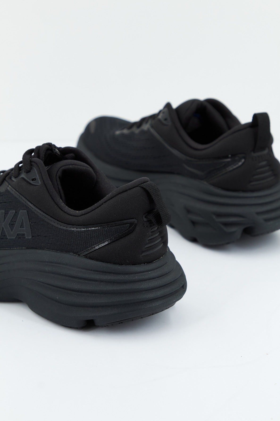HOKA W BONDI en color NEGRO (3)