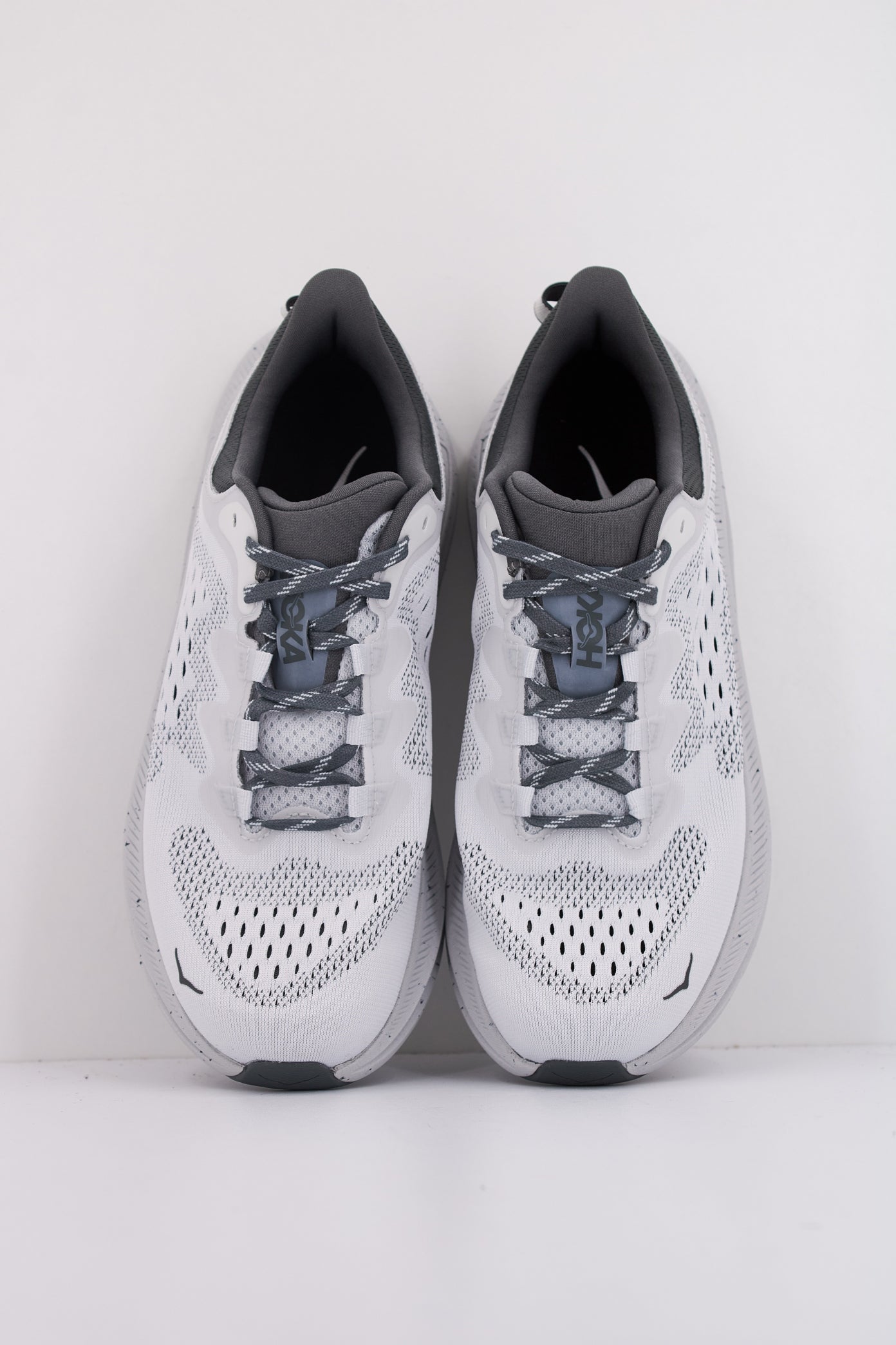 HOKA KAWANA en color GRIS (3)