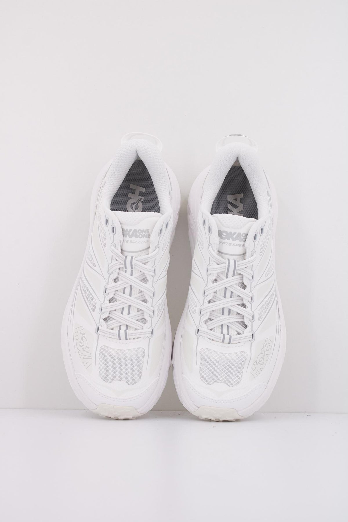 HOKA U MAFATE SPEED en color BLANCO (3)