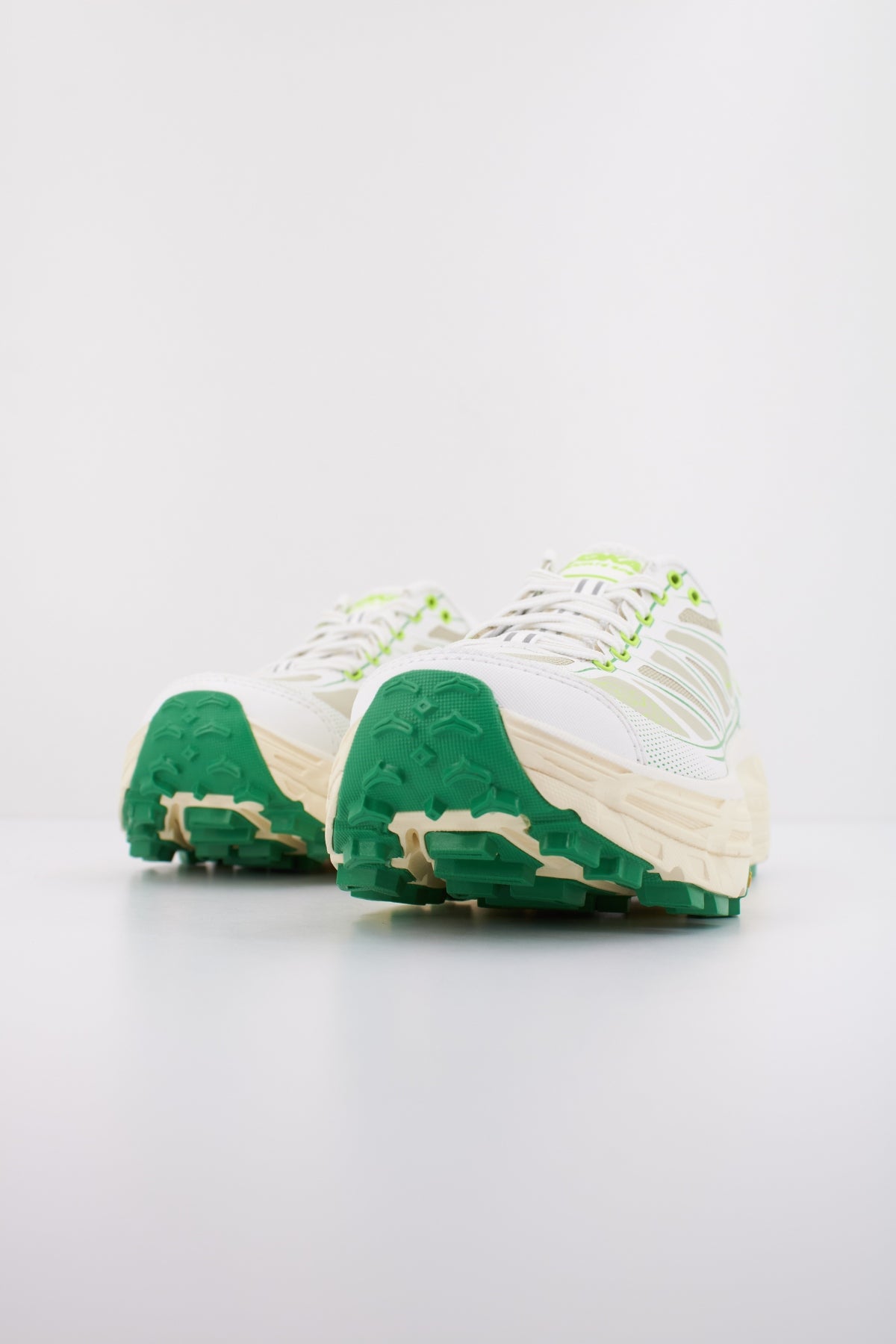 HOKA U MAFATE SPEED en color BLANCO (2)