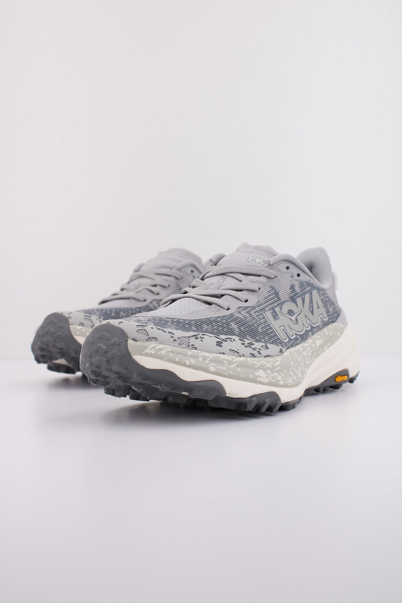 HOKA SPEEDGOAT en color GRIS (2)