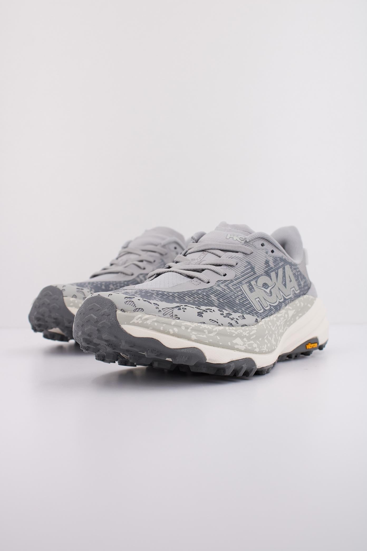 HOKA SPEEDGOAT en color GRIS (2)
