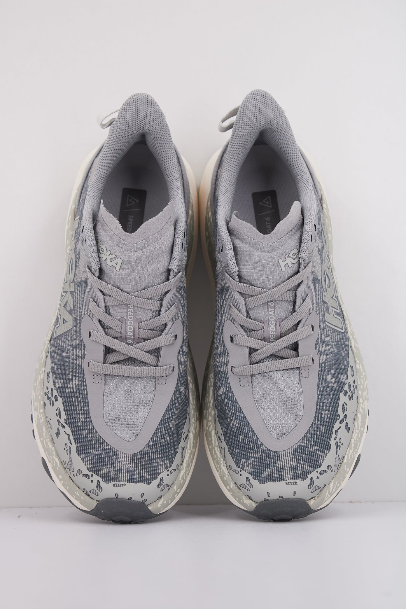 HOKA SPEEDGOAT en color GRIS (3)