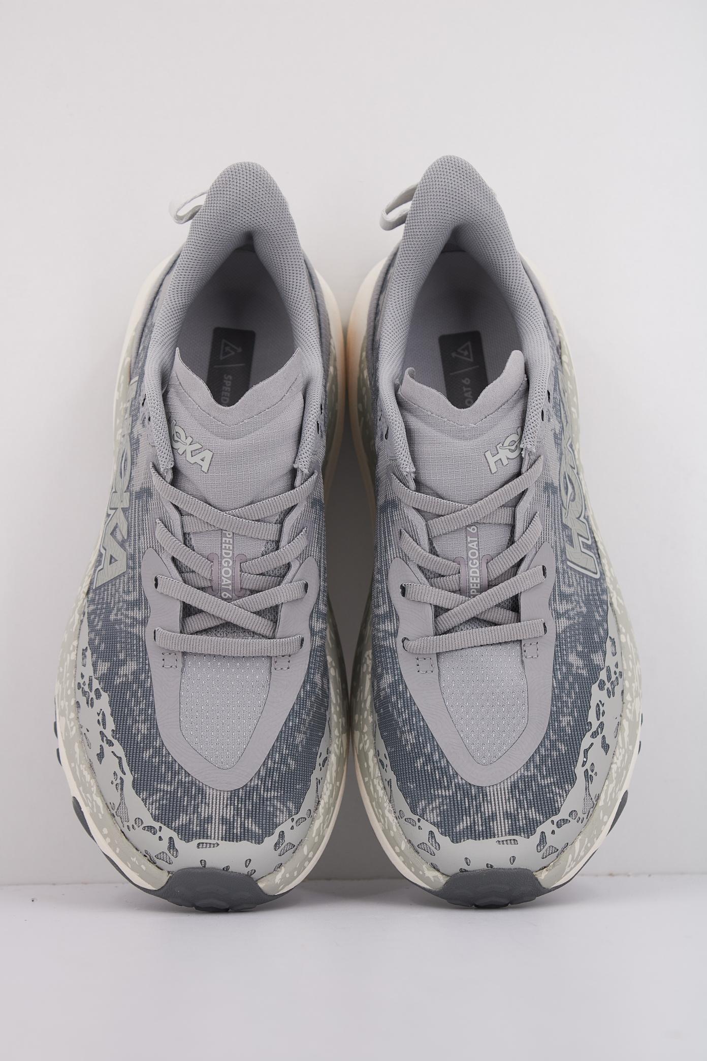 HOKA SPEEDGOAT en color GRIS (3)