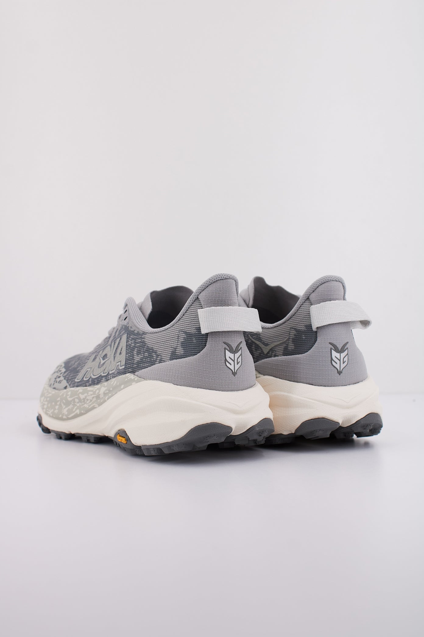 HOKA SPEEDGOAT en color GRIS (4)