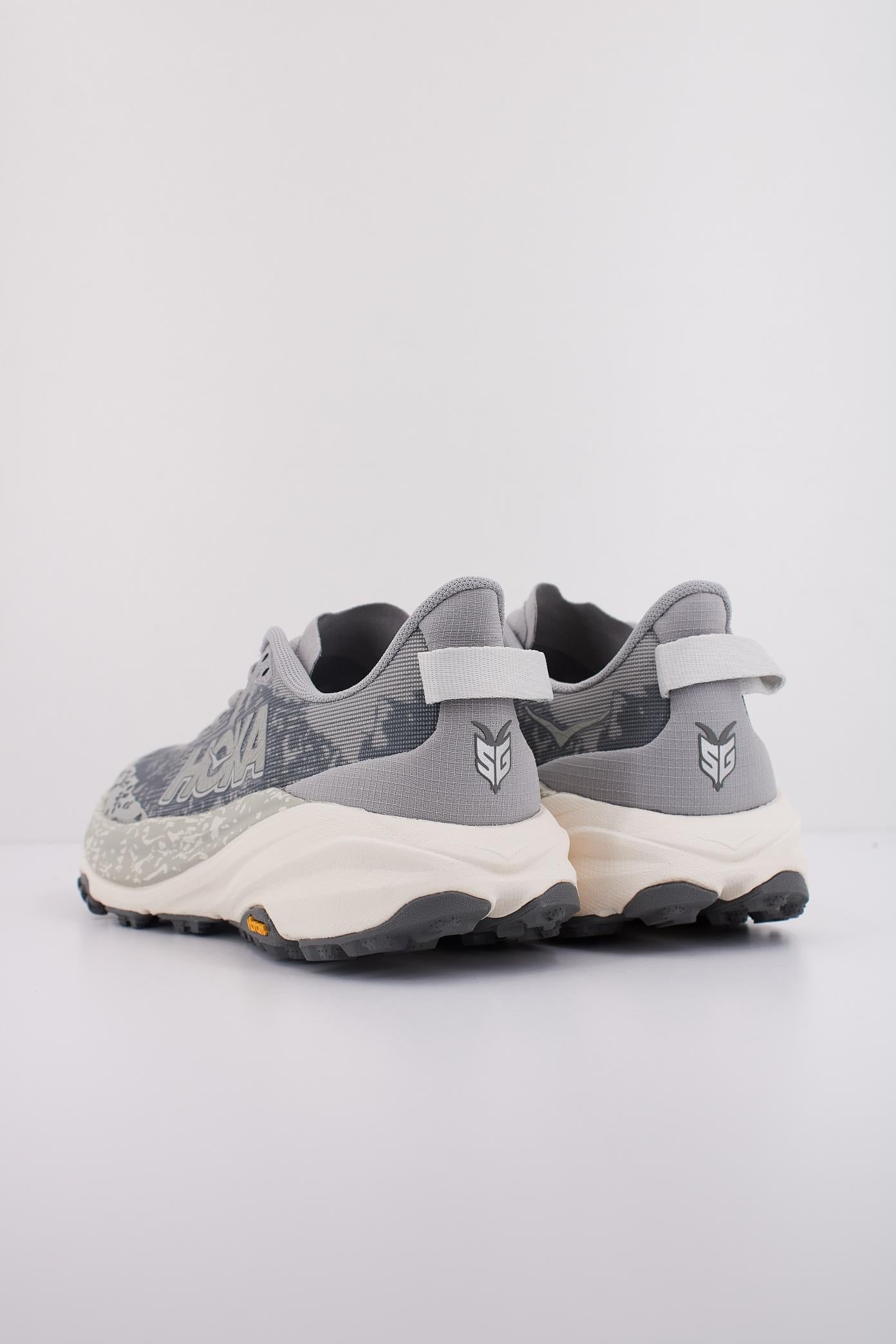 HOKA SPEEDGOAT en color GRIS (4)