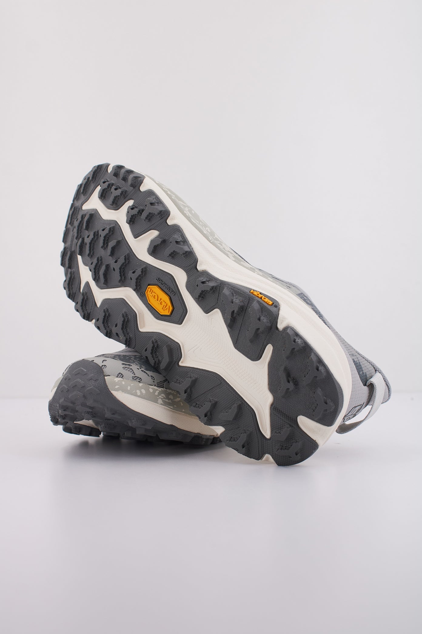 HOKA SPEEDGOAT en color GRIS (5)