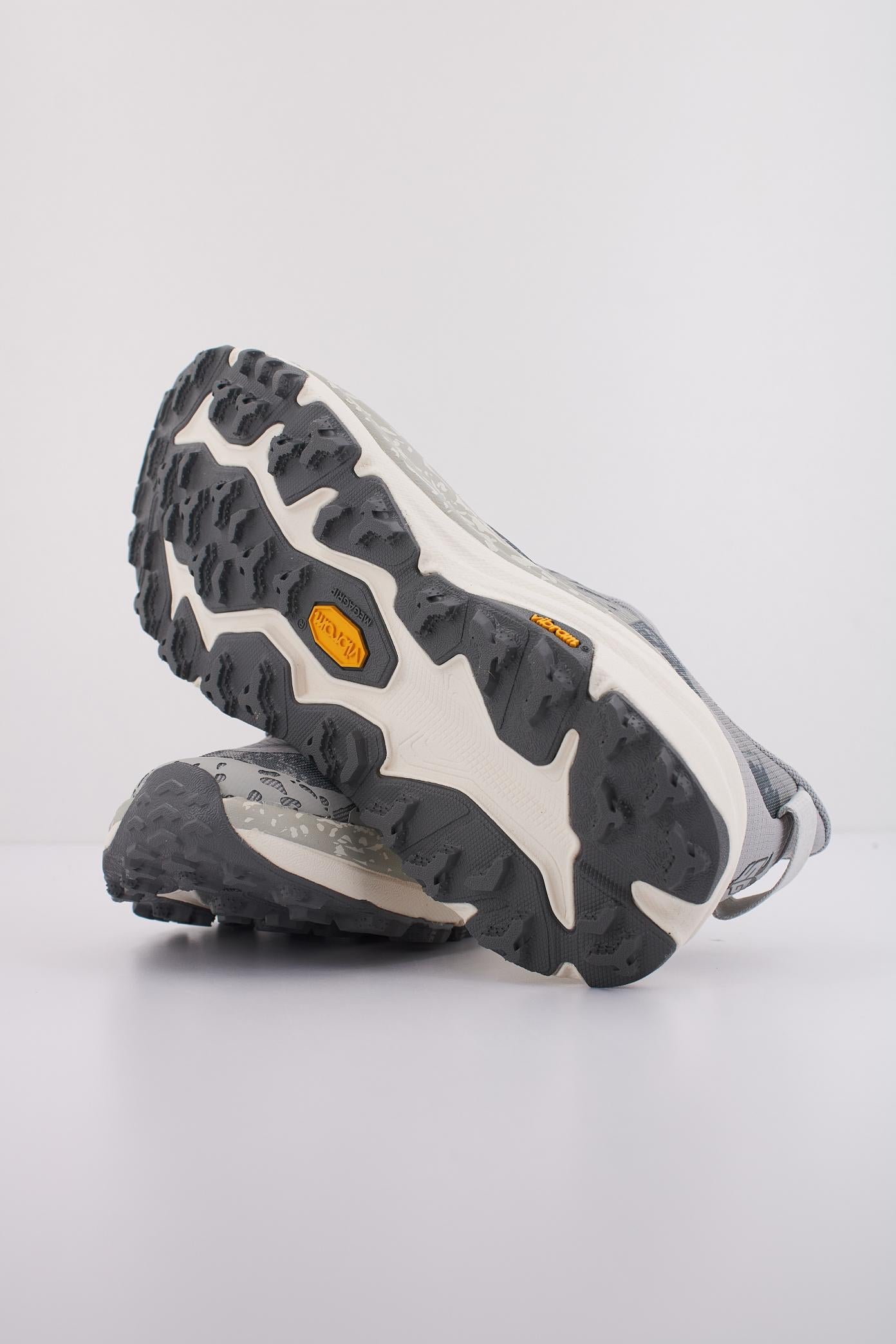 HOKA SPEEDGOAT en color GRIS (5)
