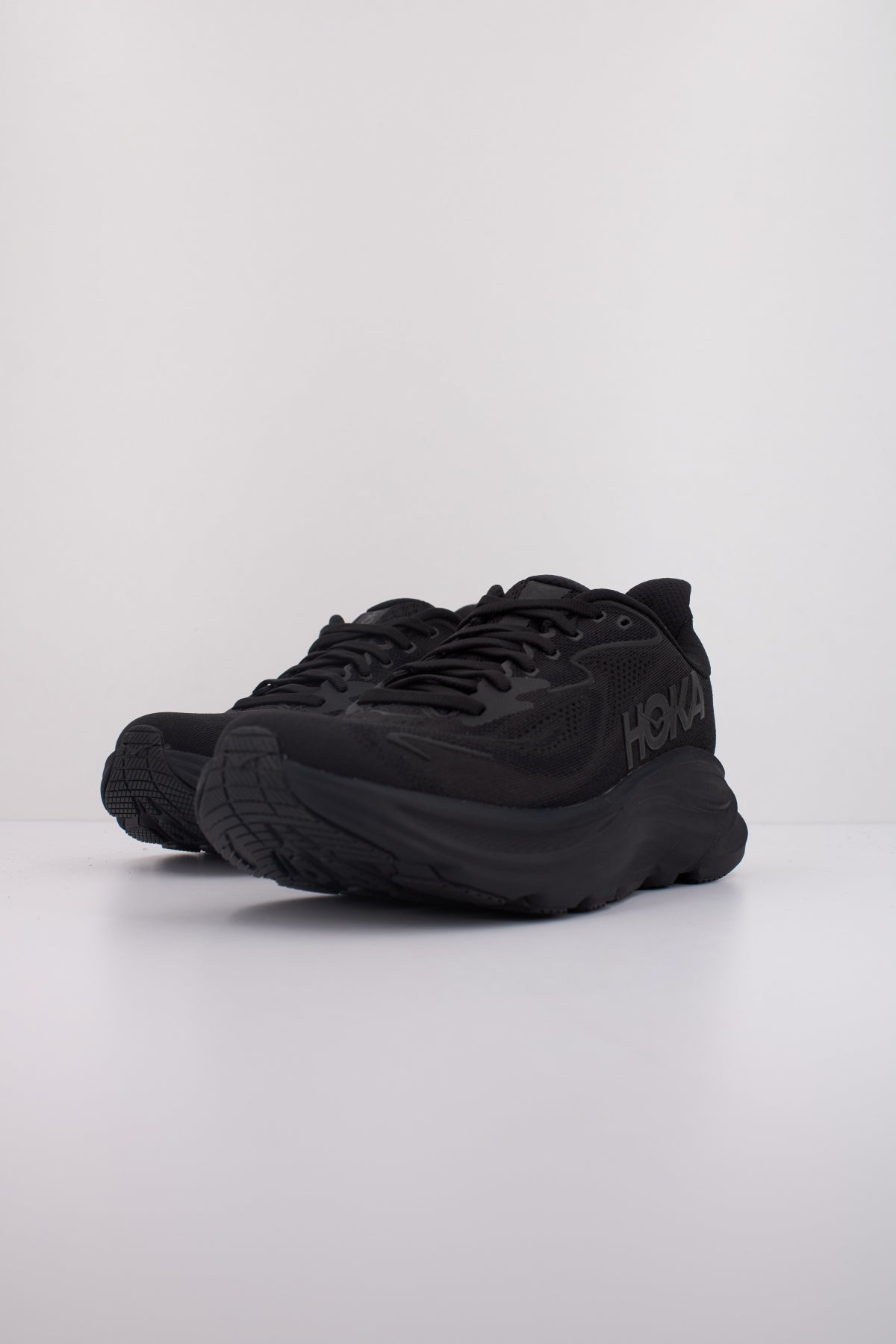 HOKA CLIFTON en color NEGRO (2)