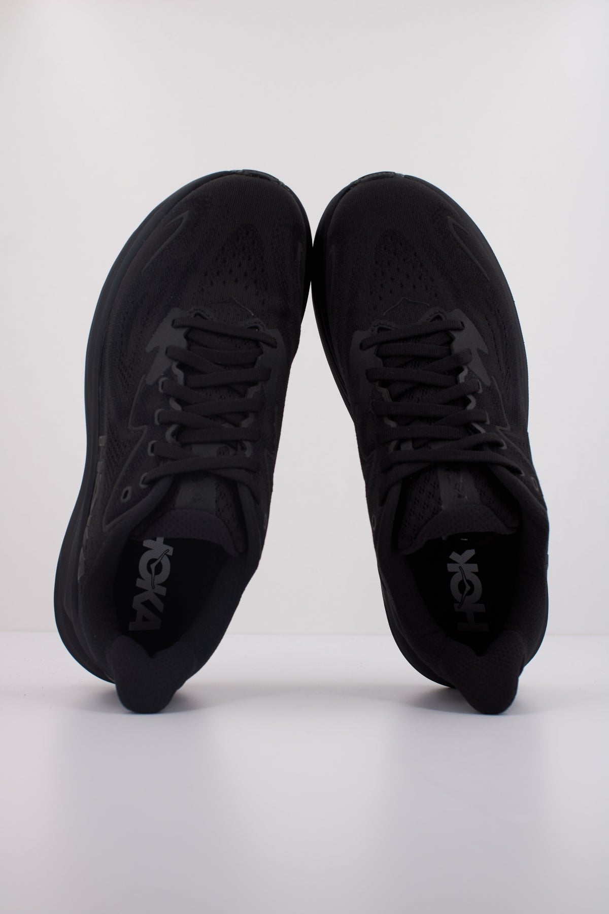 HOKA CLIFTON en color NEGRO (3)