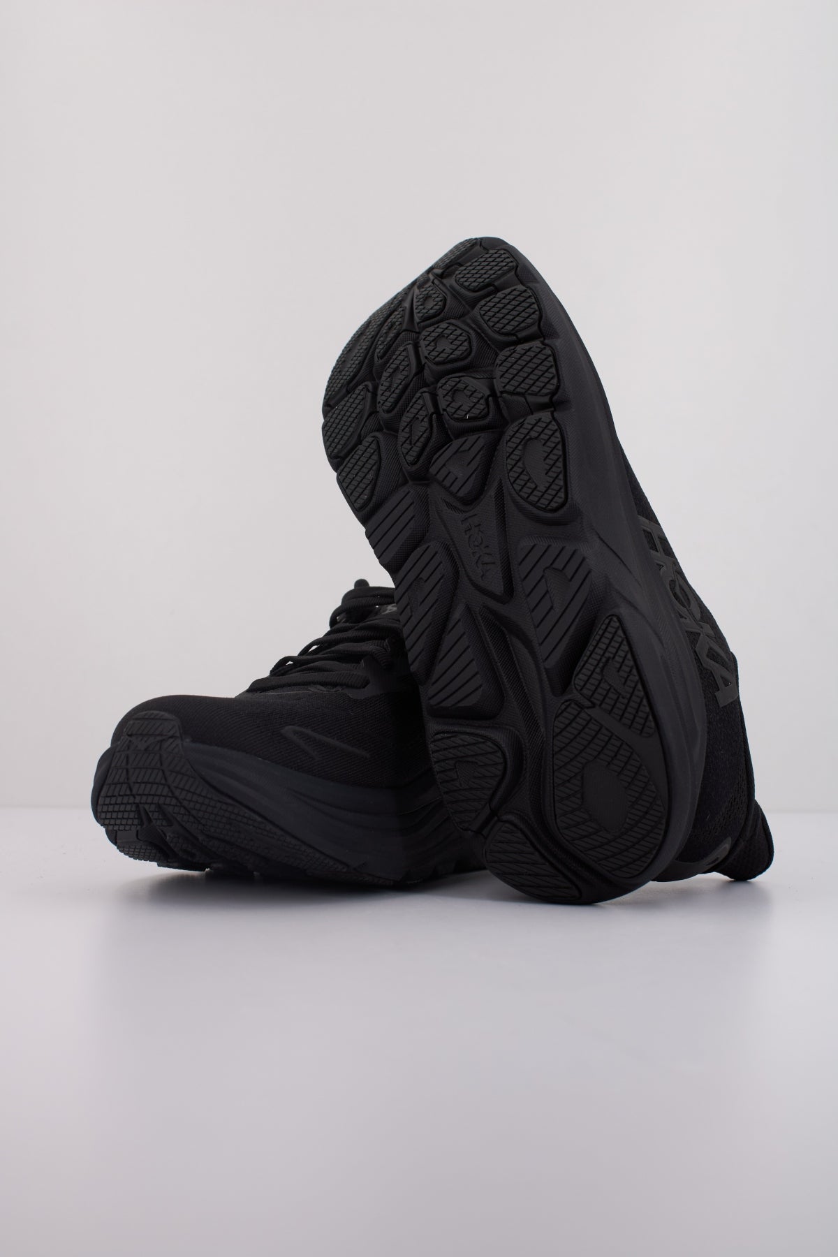 HOKA CLIFTON en color NEGRO (5)