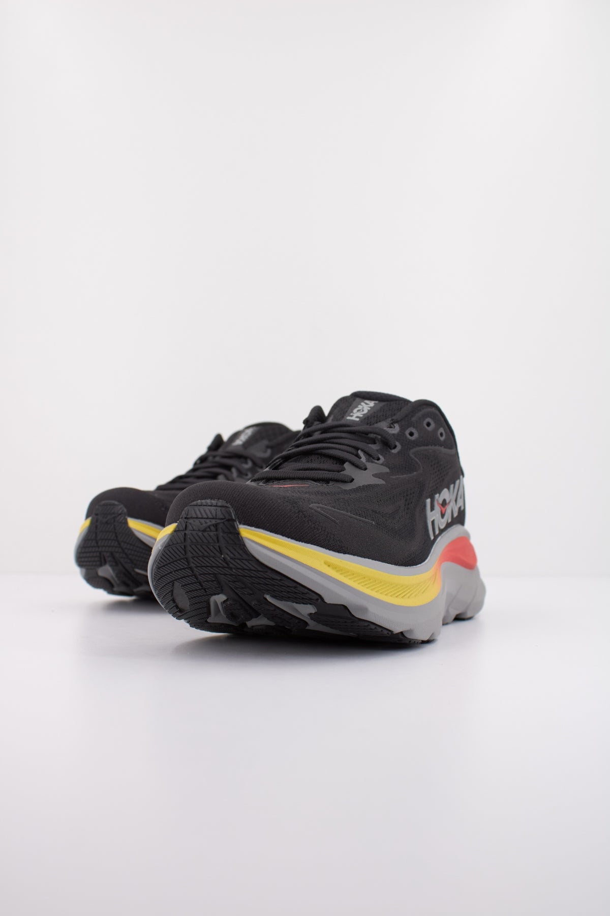 HOKA CLIFTON en color NEGRO (2)