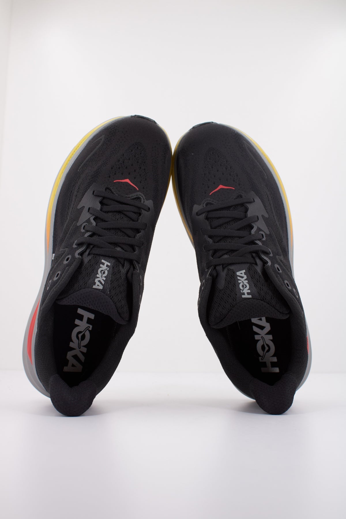 HOKA CLIFTON en color NEGRO (3)