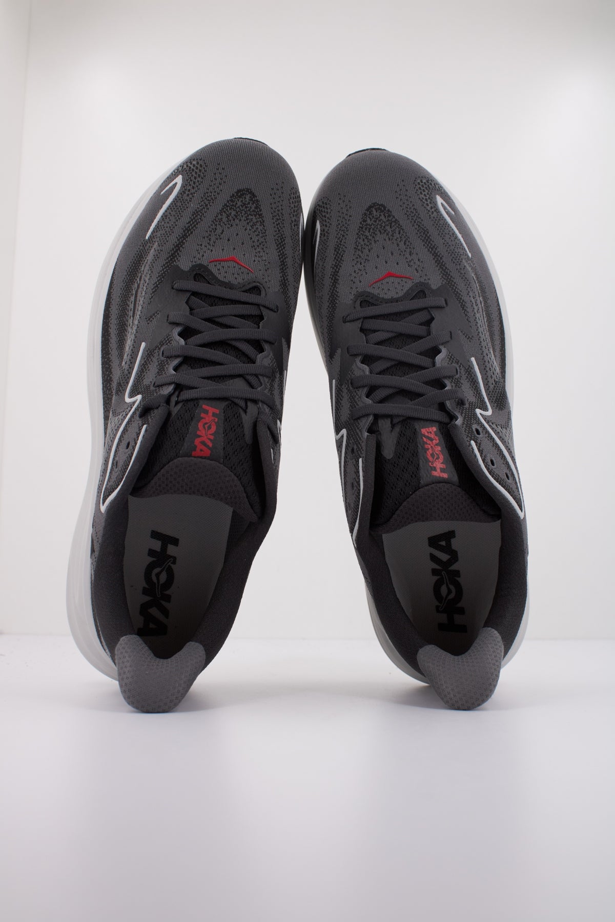 HOKA CLIFTON en color GRIS (3)