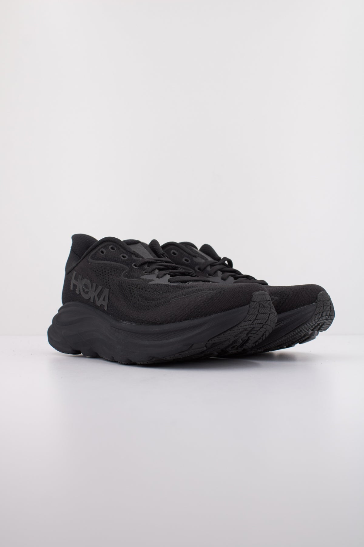 HOKA W CLIFTON en color NEGRO (2)
