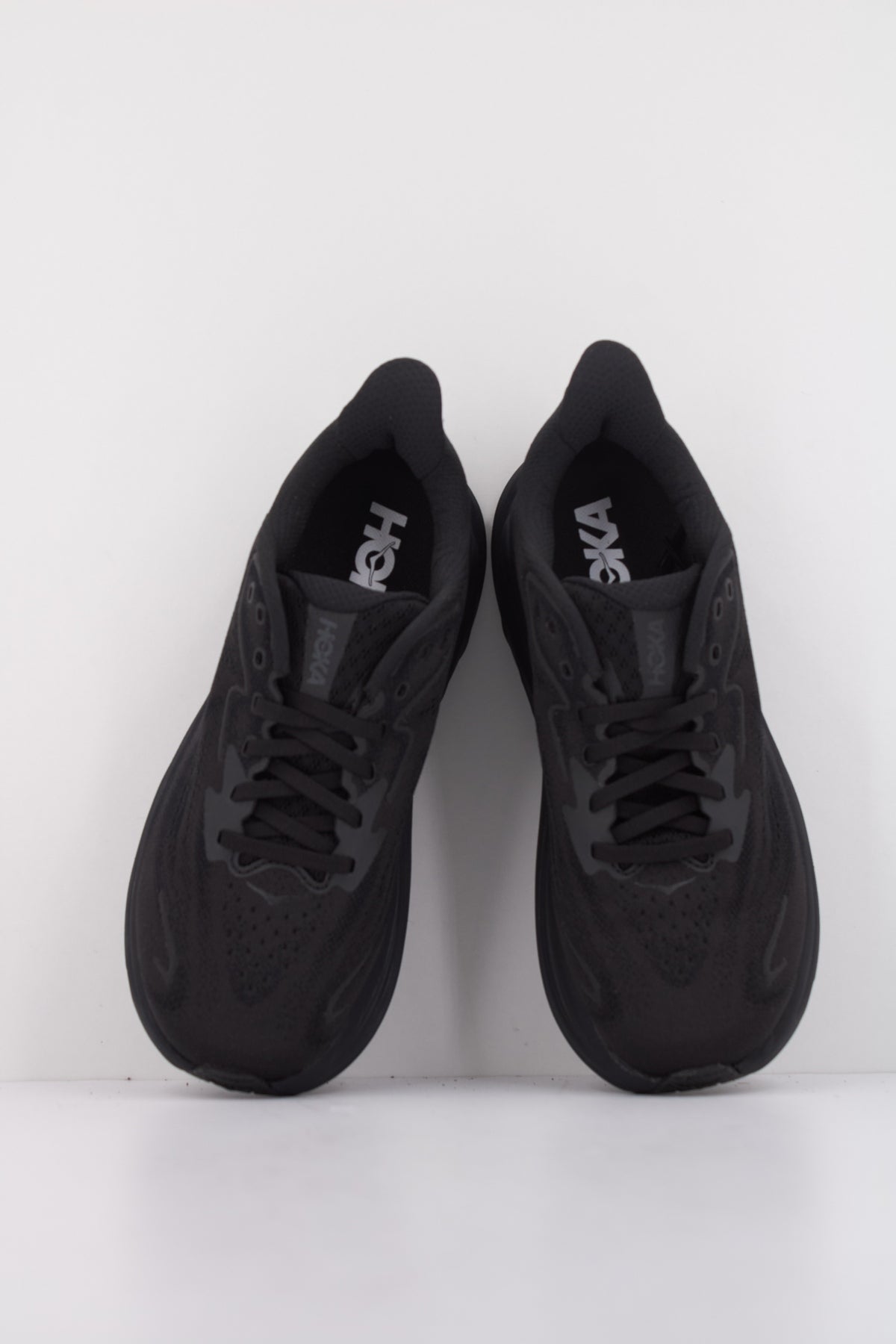 HOKA W CLIFTON en color NEGRO (3)