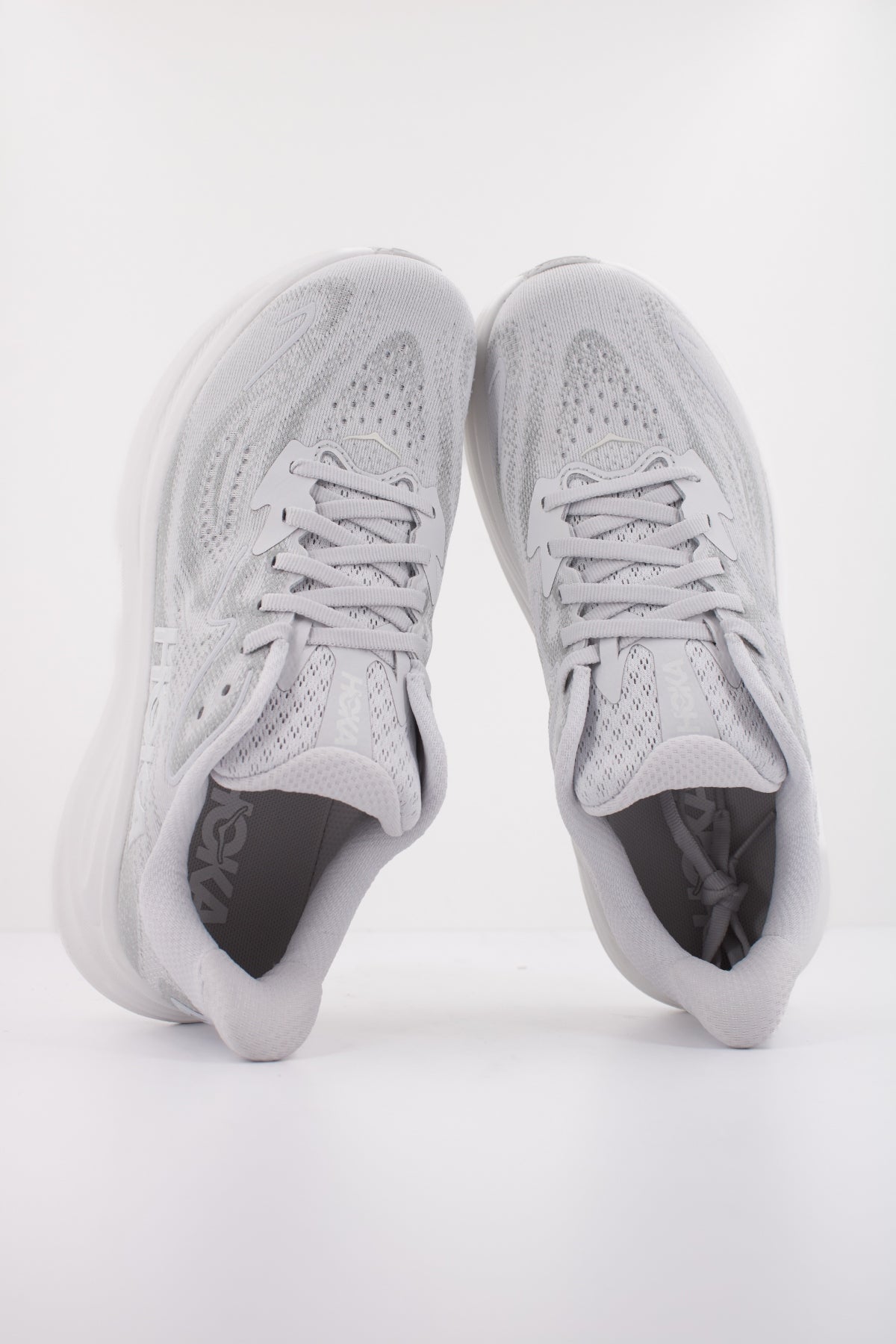 HOKA W CLIFTON en color GRIS (3)