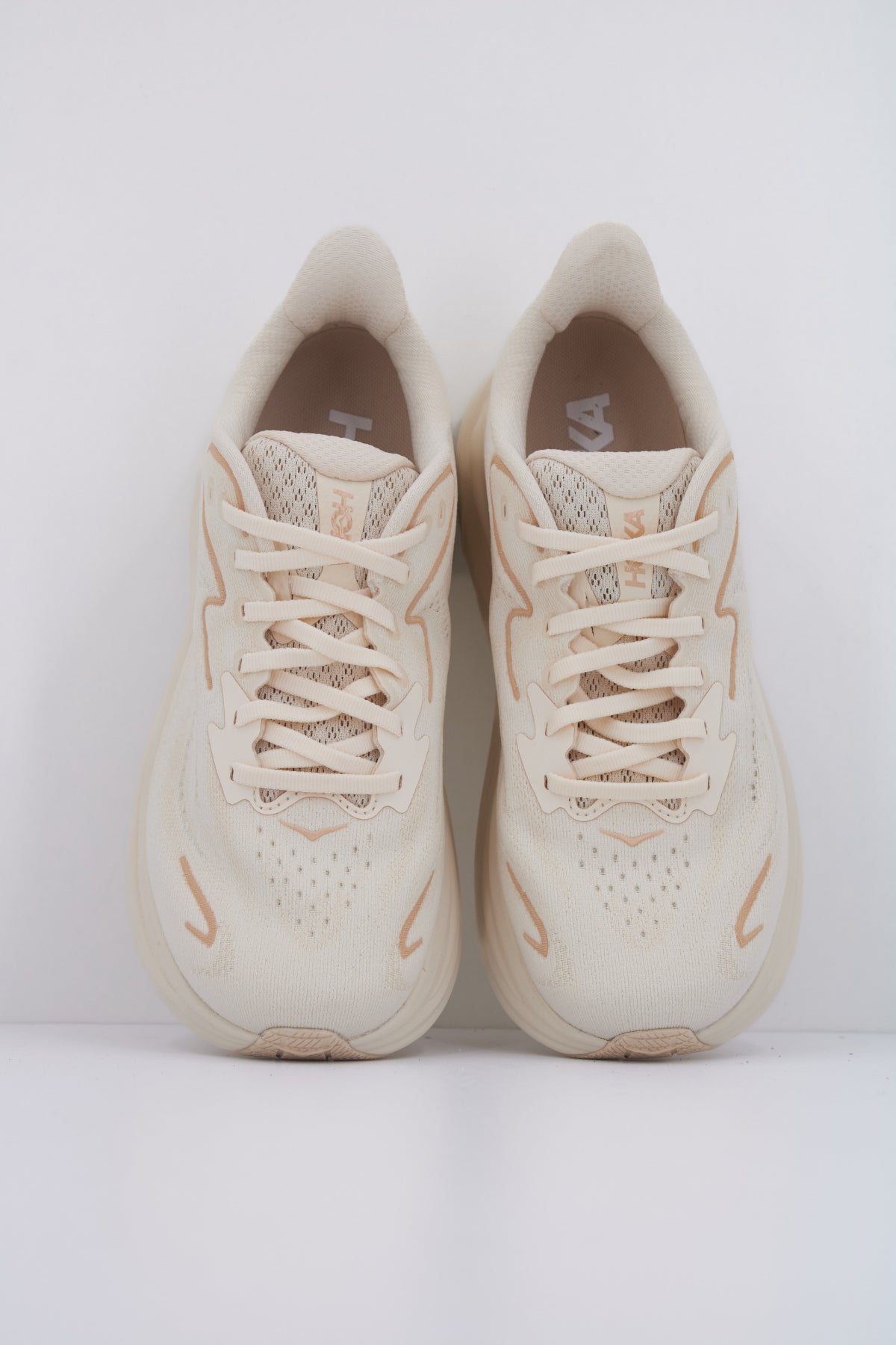 HOKA W CLIFTON en color BEIS (3)