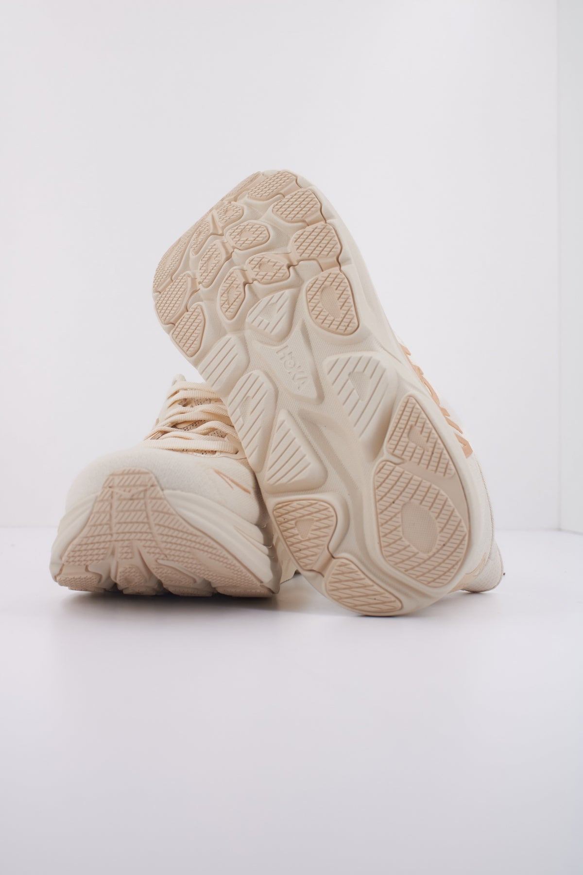 HOKA W CLIFTON en color BEIS (5)