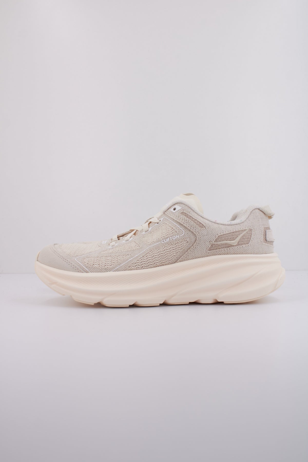 HOKA U CLIFTON ONE BP en color BEIS (1)