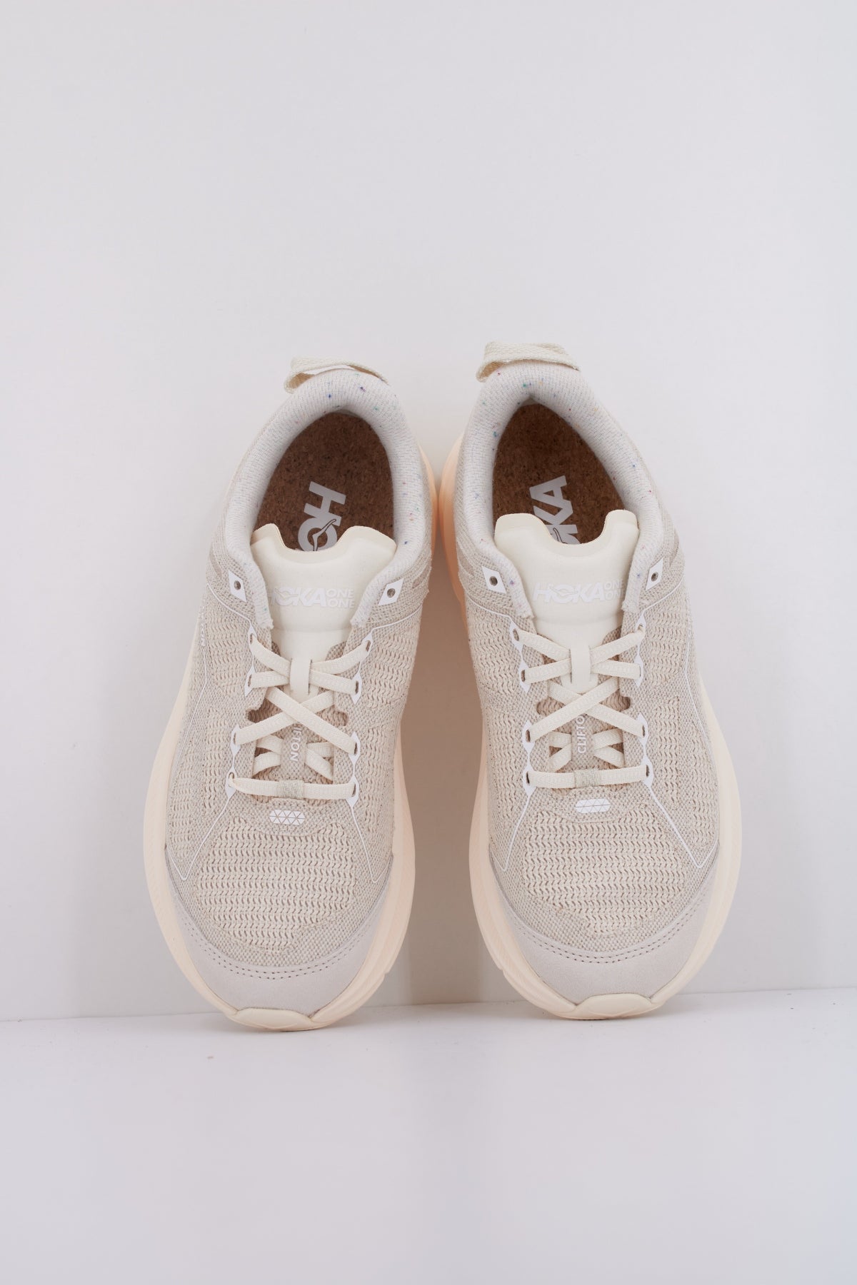 HOKA U CLIFTON ONE BP en color BEIS (3)