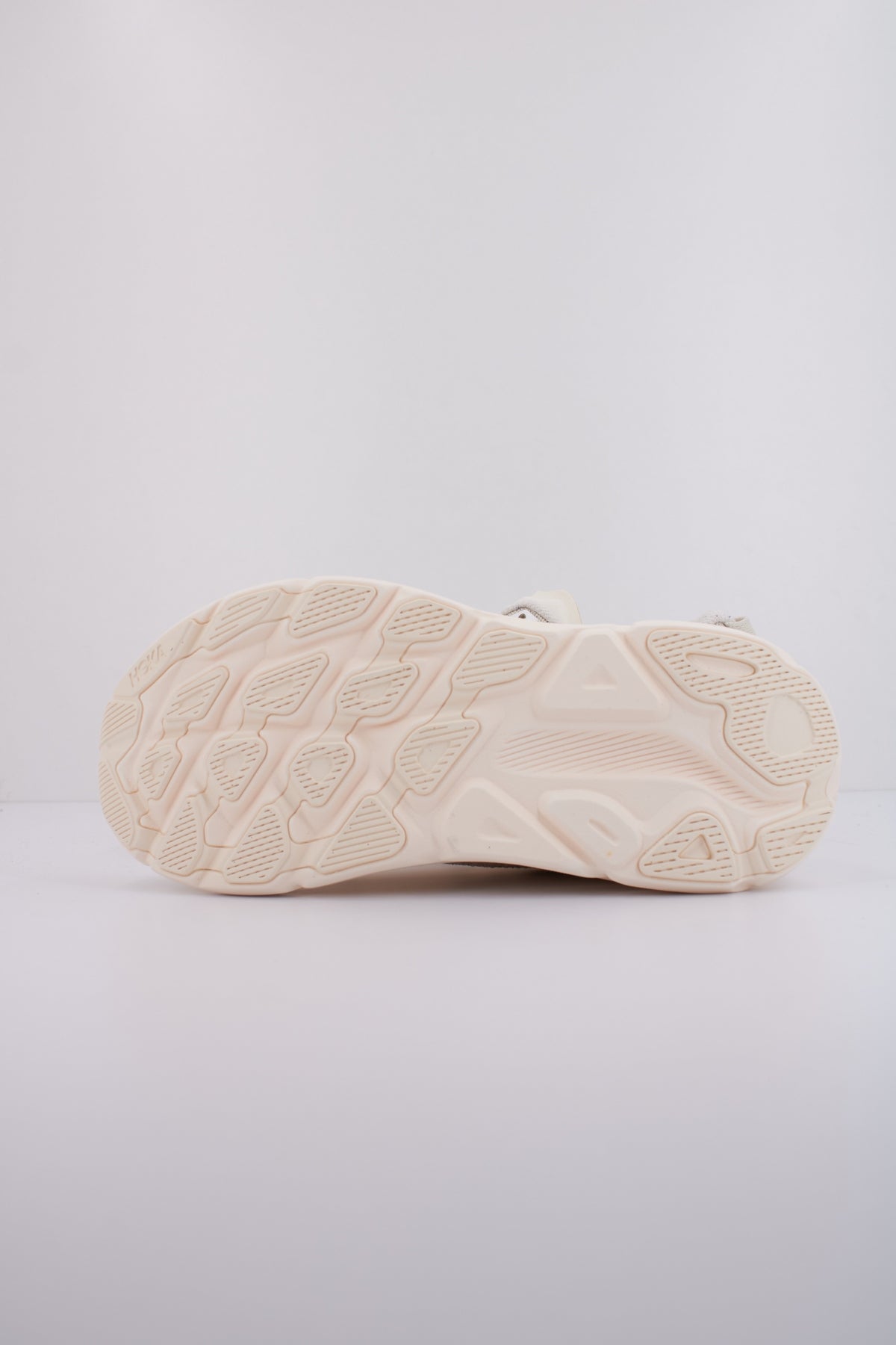 HOKA U CLIFTON ONE BP en color BEIS (5)