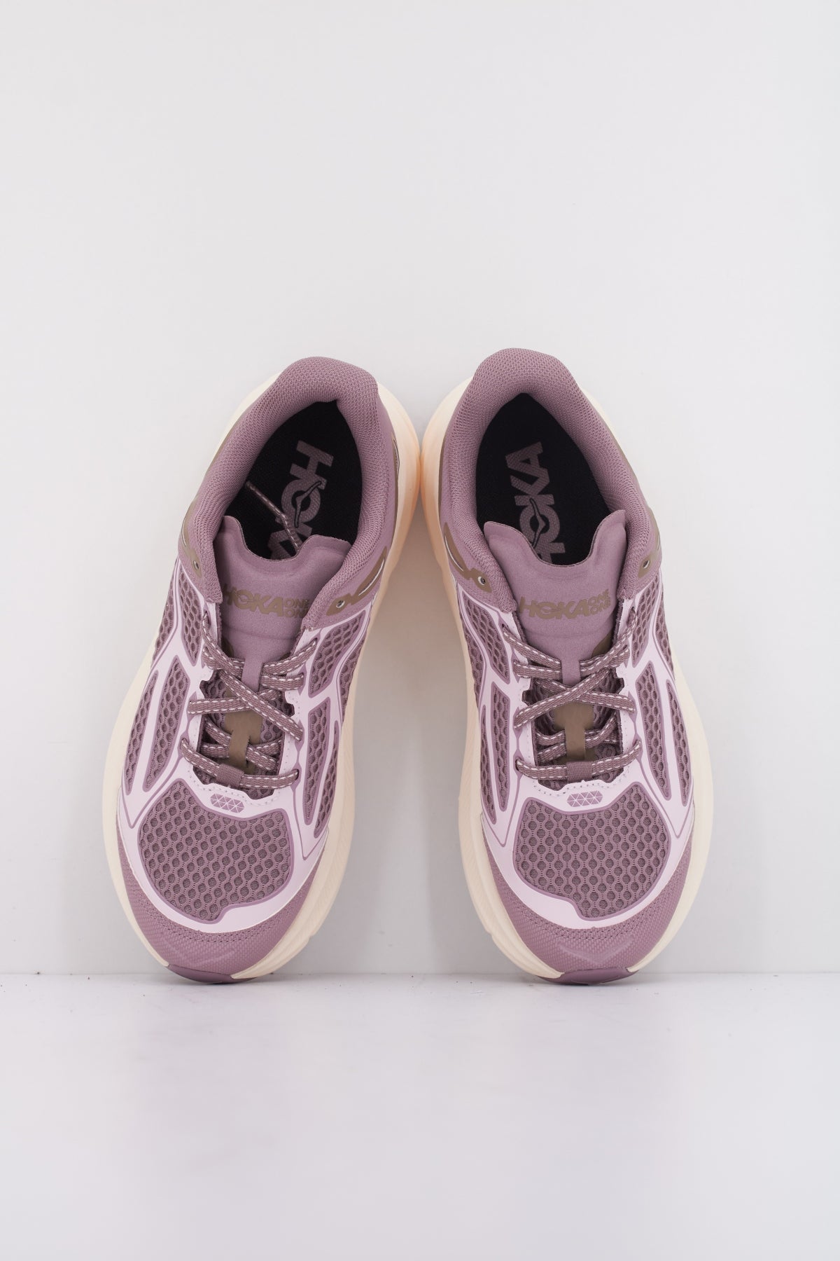 HOKA U CLIFTON ONE en color ROSA (3)