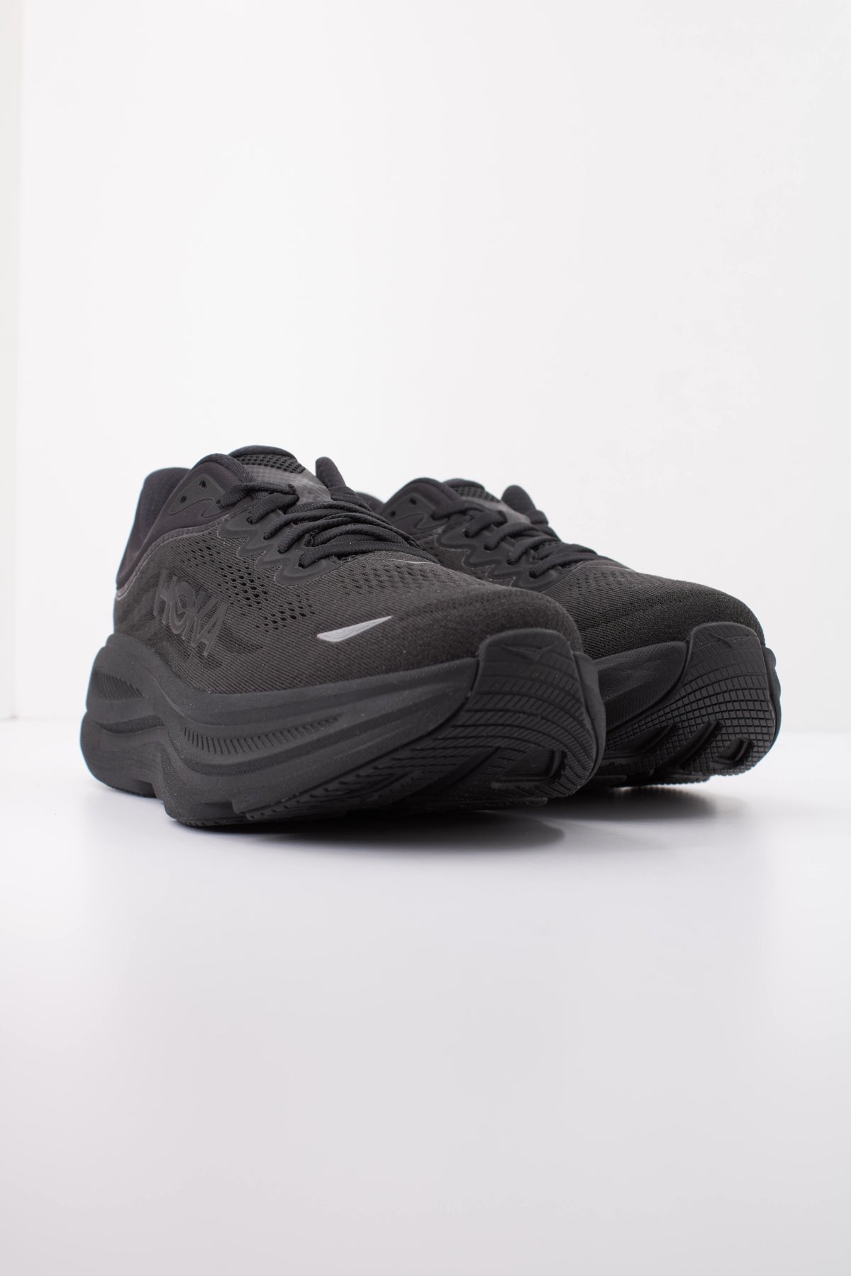 HOKA HO ZAPATILLA BONDI en color NEGRO (2)