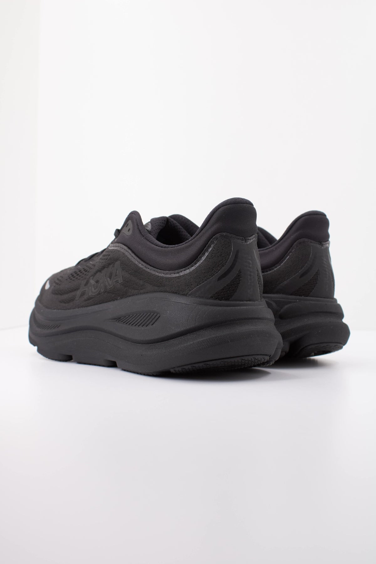HOKA HO ZAPATILLA BONDI en color NEGRO (4)