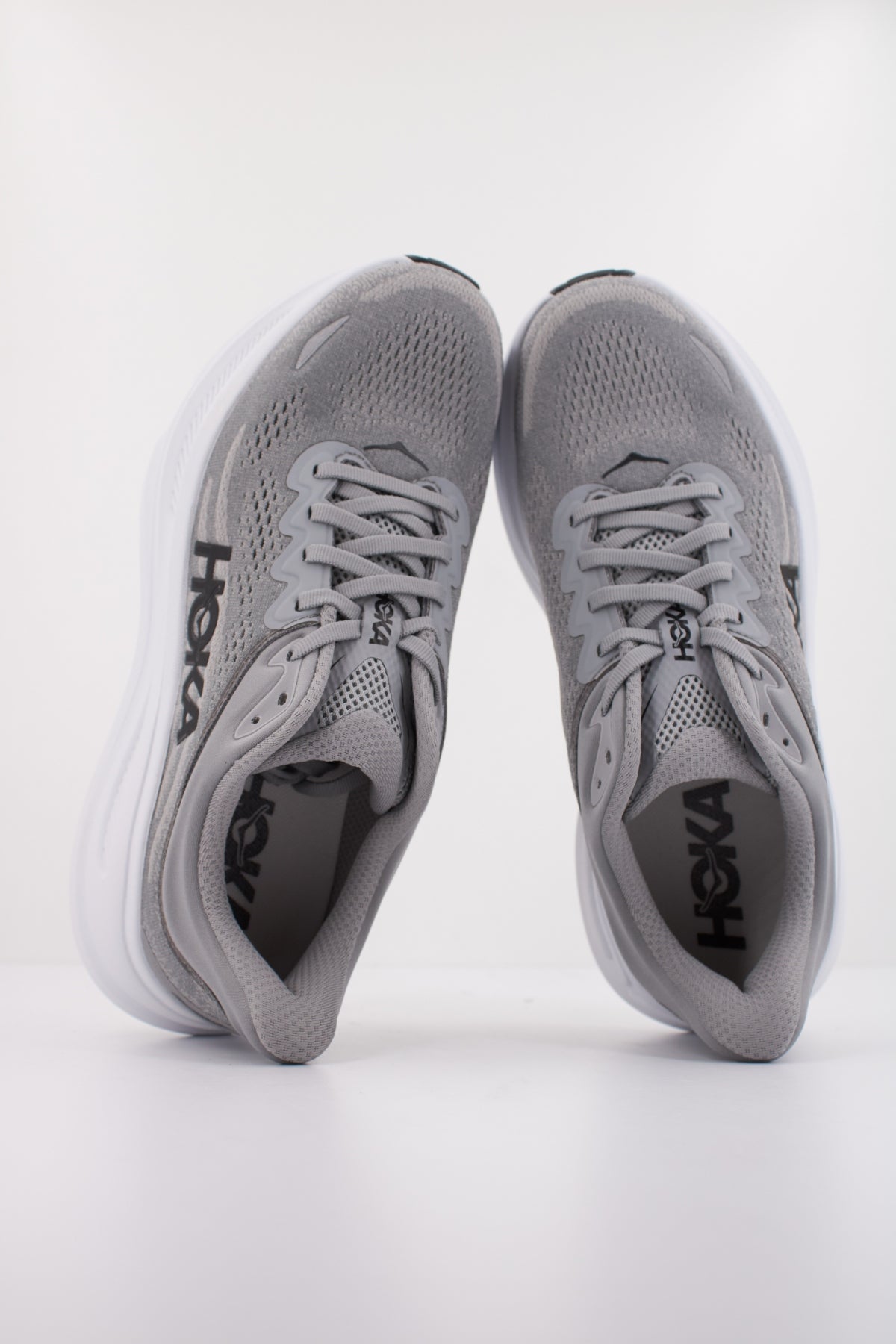 HOKA ZAPATILLA BONDI en color GRIS (3)