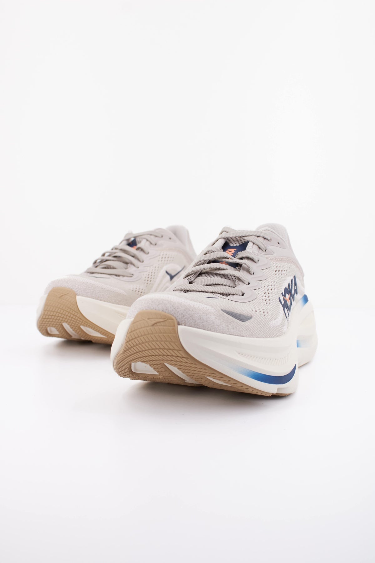 HOKA ZAPATILLA BONDI en color BEIS (2)