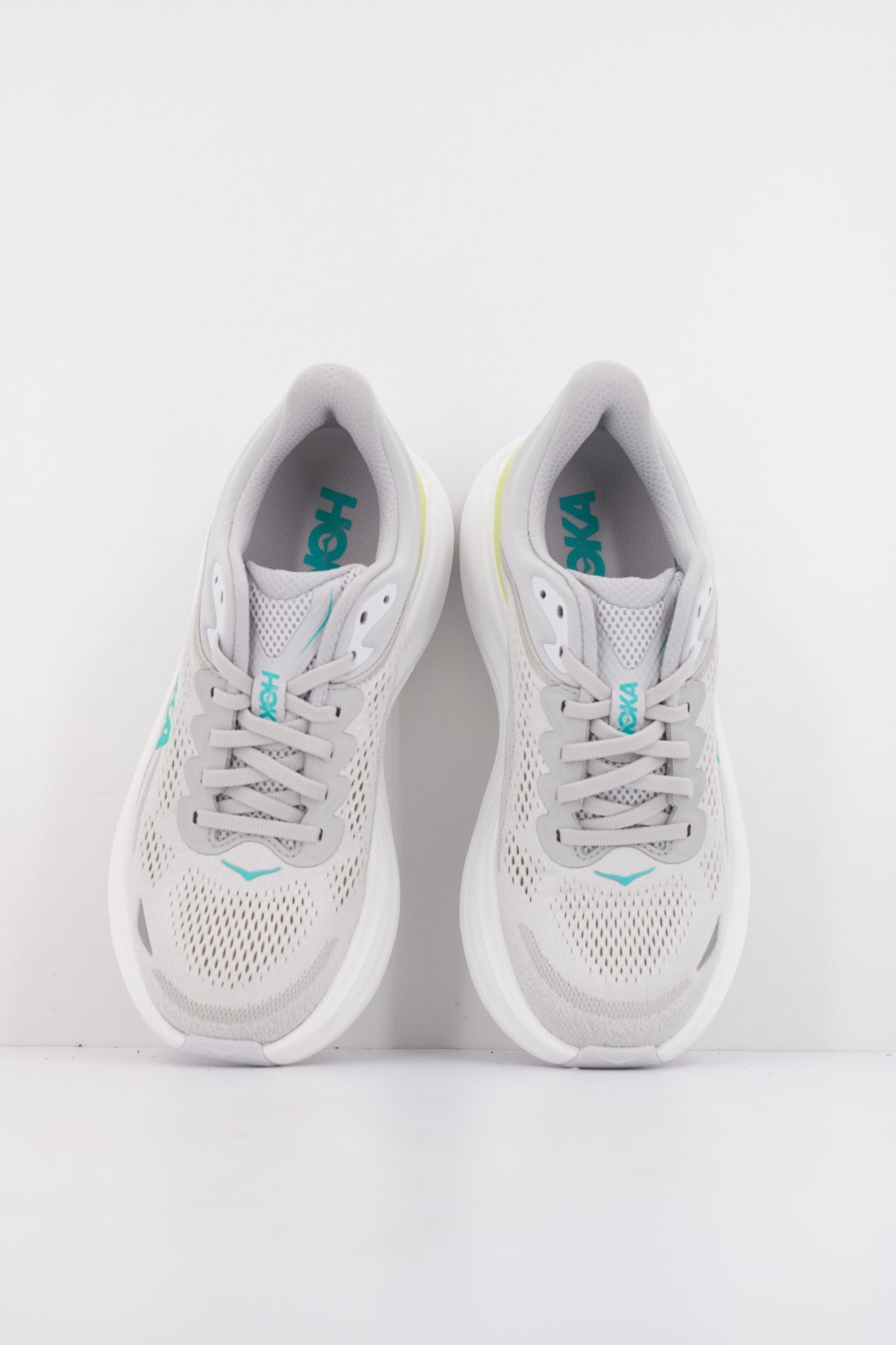 HOKA W BONDI en color GRIS (3)