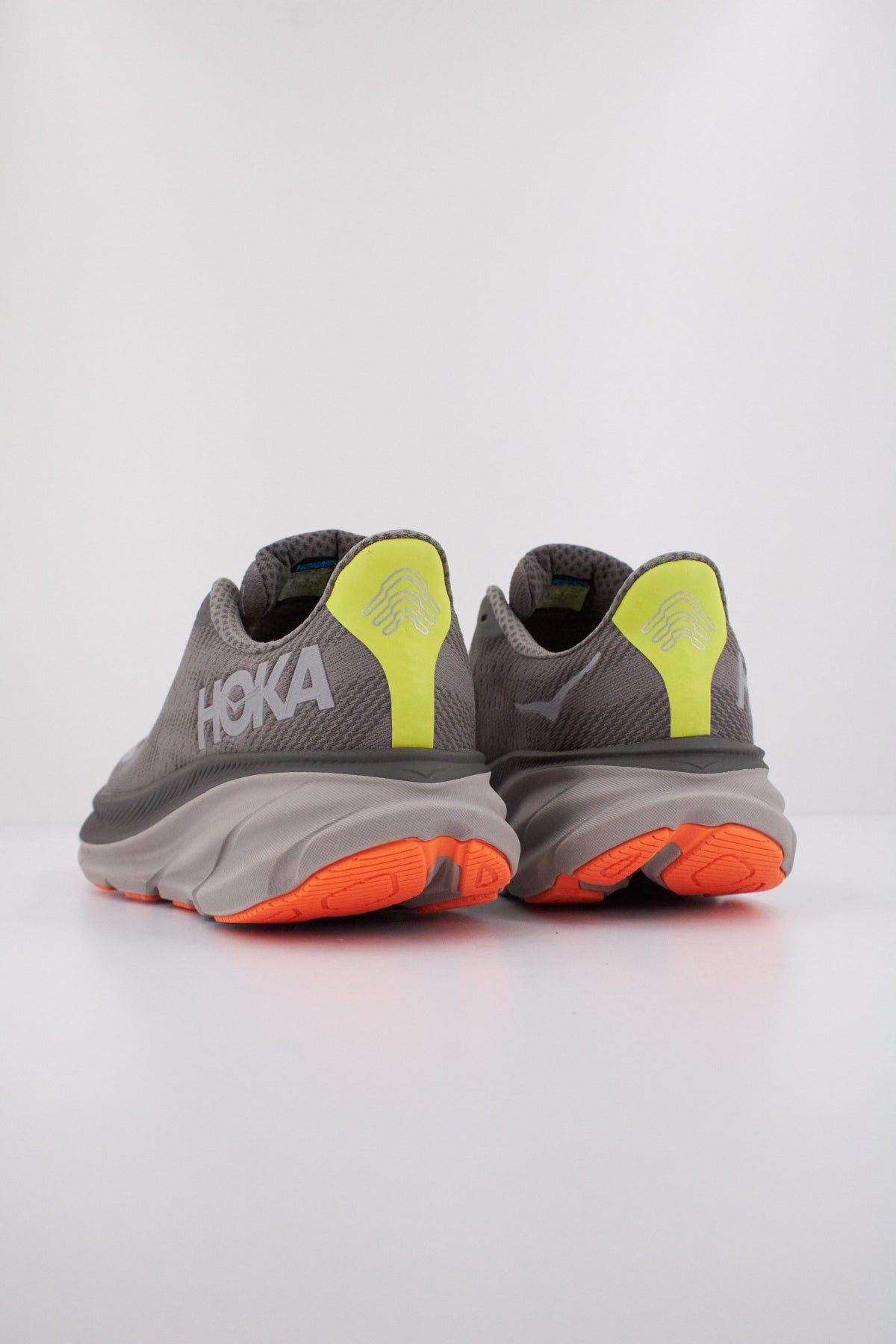 HOKA CLIFTON GTX en color GRIS (4)