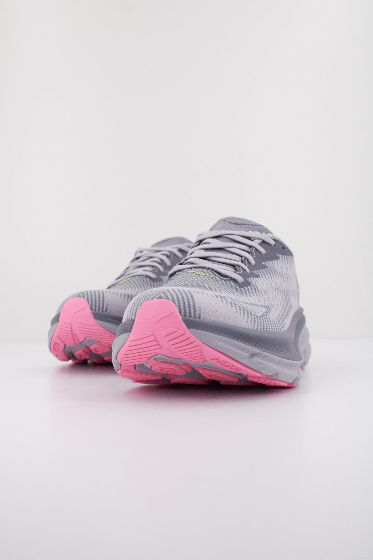 HOKA W CLIFTON GT en color GRIS (2)